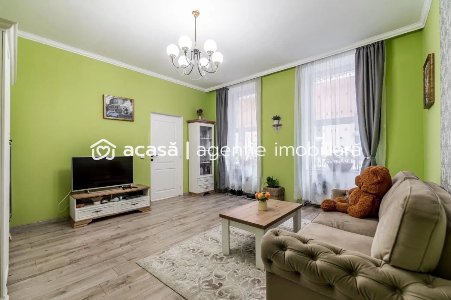Apartament 2 camere, ultracentral, etaj intermediar (etaj 1) - Preț repoziționat: 84.900 € | Ultracentral | 2 camere | 61 mp | etaj 1/2 | 0% comision

Dacă vrei un apartament ultracentral, într-o clădire îngrijită, cu dotări făcute „cum trebuie”, acesta e genul de proprietate care merită luată în calcul. Este la etajul 1 din 2, cu 61 mp utili, și funcționează bine atât ca locuință, cât și ca opțiune de închiriere, tocmai pentru că e în centru și e gata de folosit.

Se vinde mobilat și utilat, inclusiv cu mașină de spălat vase. În plus, are un avantaj rar pentru zona centrală: spații de depozitare care chiar contează. Ai hol mansardat folosit pentru depozitare suplimentară, plus depozitare la etaj și boxă la subsol, ceea ce face apartamentul mult mai practic în viața de zi cu zi.

Clădirea a avut fațada și acoperișul renovate în 2025, iar în interior ai instalație electrică nouă cu siguranțe separate, centrală proprie cu țevi de cupru, ferestre termopan și sistem de supraveghere video. Iar ultracentral înseamnă că ajungi rapid la transport, instituții, restaurante, zone pietonale și servicii.

Sună-mă acum să programăm o vizionare!
Telefon/Whatsapp: 0761 899 230 – Mihai Molnar
