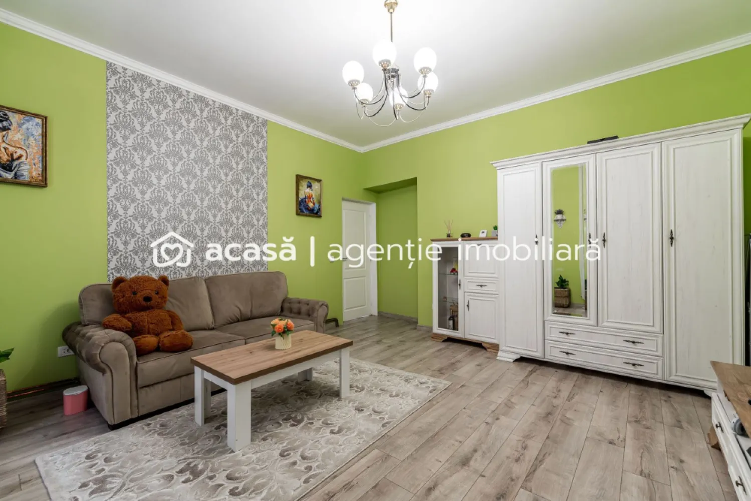 Apartament 2 camere, ultracentral, etaj intermediar (etaj 1) - Preț repoziționat: 84.900 € | Ultracentral | 2 camere | 61 mp | etaj 1/2 | 0% comision

Dacă vrei un apartament ultracentral, într-o clădire îngrijită, cu dotări făcute „cum trebuie”, acesta e genul de proprietate care merită luată în calcul. Este la etajul 1 din 2, cu 61 mp utili, și funcționează bine atât ca locuință, cât și ca opțiune de închiriere, tocmai pentru că e în centru și e gata de folosit.

Se vinde mobilat și utilat, inclusiv cu mașină de spălat vase. În plus, are un avantaj rar pentru zona centrală: spații de depozitare care chiar contează. Ai hol mansardat folosit pentru depozitare suplimentară, plus depozitare la etaj și boxă la subsol, ceea ce face apartamentul mult mai practic în viața de zi cu zi.

Clădirea a avut fațada și acoperișul renovate în 2025, iar în interior ai instalație electrică nouă cu siguranțe separate, centrală proprie cu țevi de cupru, ferestre termopan și sistem de supraveghere video. Iar ultracentral înseamnă că ajungi rapid la transport, instituții, restaurante, zone pietonale și servicii.

Sună-mă acum să programăm o vizionare!
Telefon/Whatsapp: 0761 899 230 – Mihai Molnar