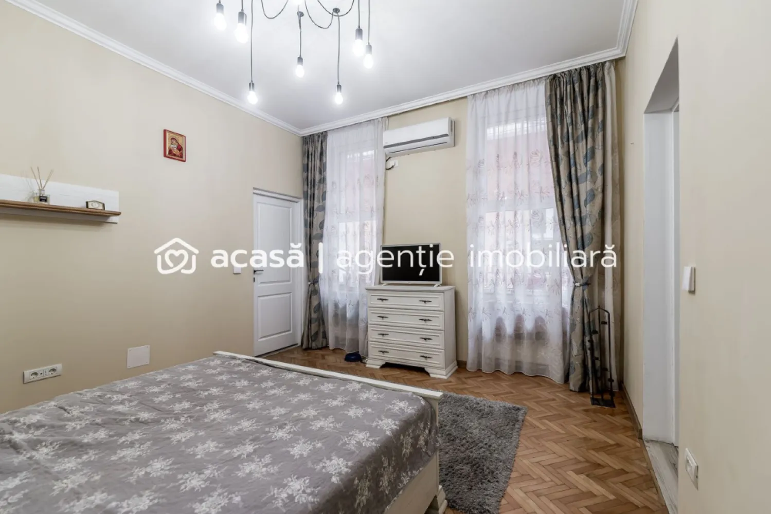 Apartament 2 camere, ultracentral, etaj intermediar (etaj 1) - Preț repoziționat: 84.900 € | Ultracentral | 2 camere | 61 mp | etaj 1/2 | 0% comision

Dacă vrei un apartament ultracentral, într-o clădire îngrijită, cu dotări făcute „cum trebuie”, acesta e genul de proprietate care merită luată în calcul. Este la etajul 1 din 2, cu 61 mp utili, și funcționează bine atât ca locuință, cât și ca opțiune de închiriere, tocmai pentru că e în centru și e gata de folosit.

Se vinde mobilat și utilat, inclusiv cu mașină de spălat vase. În plus, are un avantaj rar pentru zona centrală: spații de depozitare care chiar contează. Ai hol mansardat folosit pentru depozitare suplimentară, plus depozitare la etaj și boxă la subsol, ceea ce face apartamentul mult mai practic în viața de zi cu zi.

Clădirea a avut fațada și acoperișul renovate în 2025, iar în interior ai instalație electrică nouă cu siguranțe separate, centrală proprie cu țevi de cupru, ferestre termopan și sistem de supraveghere video. Iar ultracentral înseamnă că ajungi rapid la transport, instituții, restaurante, zone pietonale și servicii.

Sună-mă acum să programăm o vizionare!
Telefon/Whatsapp: 0761 899 230 – Mihai Molnar