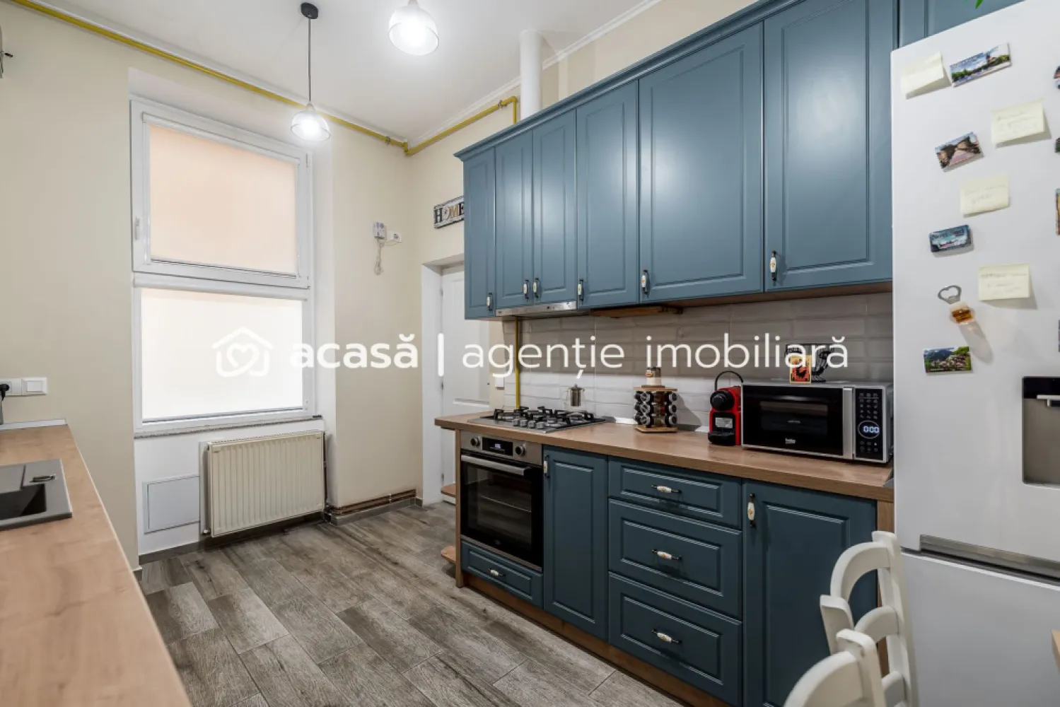 Apartament 2 camere, ultracentral, etaj intermediar (etaj 1) - Preț repoziționat: 84.900 € | Ultracentral | 2 camere | 61 mp | etaj 1/2 | 0% comision

Dacă vrei un apartament ultracentral, într-o clădire îngrijită, cu dotări făcute „cum trebuie”, acesta e genul de proprietate care merită luată în calcul. Este la etajul 1 din 2, cu 61 mp utili, și funcționează bine atât ca locuință, cât și ca opțiune de închiriere, tocmai pentru că e în centru și e gata de folosit.

Se vinde mobilat și utilat, inclusiv cu mașină de spălat vase. În plus, are un avantaj rar pentru zona centrală: spații de depozitare care chiar contează. Ai hol mansardat folosit pentru depozitare suplimentară, plus depozitare la etaj și boxă la subsol, ceea ce face apartamentul mult mai practic în viața de zi cu zi.

Clădirea a avut fațada și acoperișul renovate în 2025, iar în interior ai instalație electrică nouă cu siguranțe separate, centrală proprie cu țevi de cupru, ferestre termopan și sistem de supraveghere video. Iar ultracentral înseamnă că ajungi rapid la transport, instituții, restaurante, zone pietonale și servicii.

Sună-mă acum să programăm o vizionare!
Telefon/Whatsapp: 0761 899 230 – Mihai Molnar