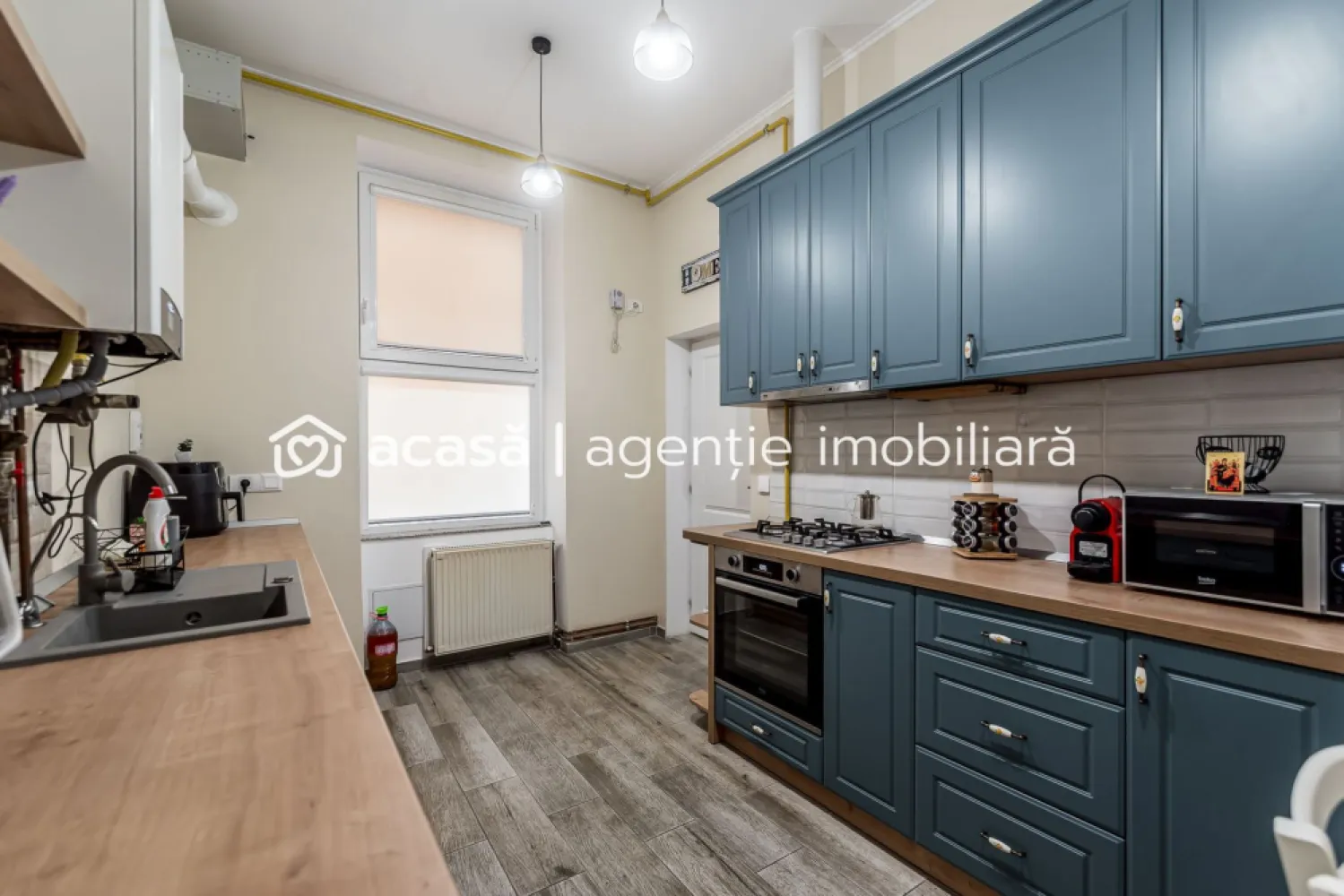 Apartament 2 camere, ultracentral, etaj intermediar (etaj 1) - Preț repoziționat: 84.900 € | Ultracentral | 2 camere | 61 mp | etaj 1/2 | 0% comision

Dacă vrei un apartament ultracentral, într-o clădire îngrijită, cu dotări făcute „cum trebuie”, acesta e genul de proprietate care merită luată în calcul. Este la etajul 1 din 2, cu 61 mp utili, și funcționează bine atât ca locuință, cât și ca opțiune de închiriere, tocmai pentru că e în centru și e gata de folosit.

Se vinde mobilat și utilat, inclusiv cu mașină de spălat vase. În plus, are un avantaj rar pentru zona centrală: spații de depozitare care chiar contează. Ai hol mansardat folosit pentru depozitare suplimentară, plus depozitare la etaj și boxă la subsol, ceea ce face apartamentul mult mai practic în viața de zi cu zi.

Clădirea a avut fațada și acoperișul renovate în 2025, iar în interior ai instalație electrică nouă cu siguranțe separate, centrală proprie cu țevi de cupru, ferestre termopan și sistem de supraveghere video. Iar ultracentral înseamnă că ajungi rapid la transport, instituții, restaurante, zone pietonale și servicii.

Sună-mă acum să programăm o vizionare!
Telefon/Whatsapp: 0761 899 230 – Mihai Molnar
