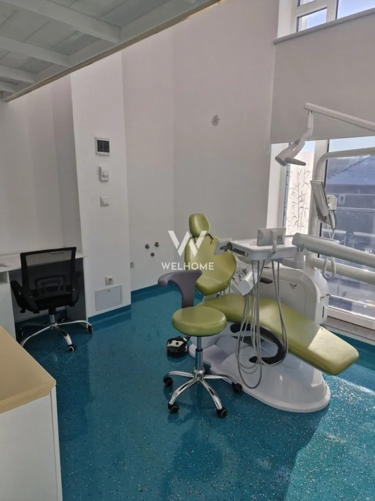 Închiriere spatii, cabinete stomatologice, Clinica Sibiu - Vă propunem spre închiriere cabinete stomatologice moderne, situate într-o clinică medicală construcție nouă, concepută și realizată conform tuturor normelor și standardelor în vigoare pentru acest tip de activitate.

Clinica dispune de cabinete stomatologice complet dotate, echipate cu aparatură modernă, nouă, scaune stomatologice și mobilier nou, spatiu de relaxare pentru medici, oferind un mediu profesional, eficient și confortabil atât pentru medici, cât și pentru pacienți.

Spațiul beneficiază de cabinet de radiologie dotat cu aparat performant de radiologie panoramica dentară, microscop chirurgical Leica de ultima generatie, camera de sterilizare, precum și de bloc operator, fiind ideal pentru o gamă largă de specialități stomatologice, inclusiv tratamente avansate și intervenții chirurgicale.

Pentru confortul și buna organizare a personalului, clinica este dotată cu vestiar și grup sanitar dedicat personalului, iar pacienții au la dispoziție o sală de așteptare modernă și primitoare. Confortul termic este asigurat prin încălzire în pardoseală, oferind un ambient plăcut pe tot parcursul anului.

Clinica este amplasată într-o zonă accesibilă și bine conectată, cu acces facil la principalele artere de circulație și la mijloacele de transport în comun. În imediata apropiere se regăsesc spații comerciale, farmacii, unități bancare, restaurante și alte servicii de interes, oferind un plus de confort atât pentru pacienți, cât și pentru personalul medical. Zona beneficiază de posibilități de parcare pentru pacienți și cadre medicale.

Clinica deține toate avizele și autorizațiile la zi și respectă integral normele sanitare, tehnice și de siguranță impuse pentru desfășurarea activităților medicale stomatologice.

Acest spațiu reprezintă soluția ideală pentru medici stomatologi care își doresc să își desfășoare activitatea într-un cadru modern, complet echipat, fără investiții suplimentare inițiale.
Pentru detalii suplimentare și programarea unei vizionări, vă stăm la dispoziție.

Pret 1000 euro/ luna

Telefon 0740066818, Cristina
