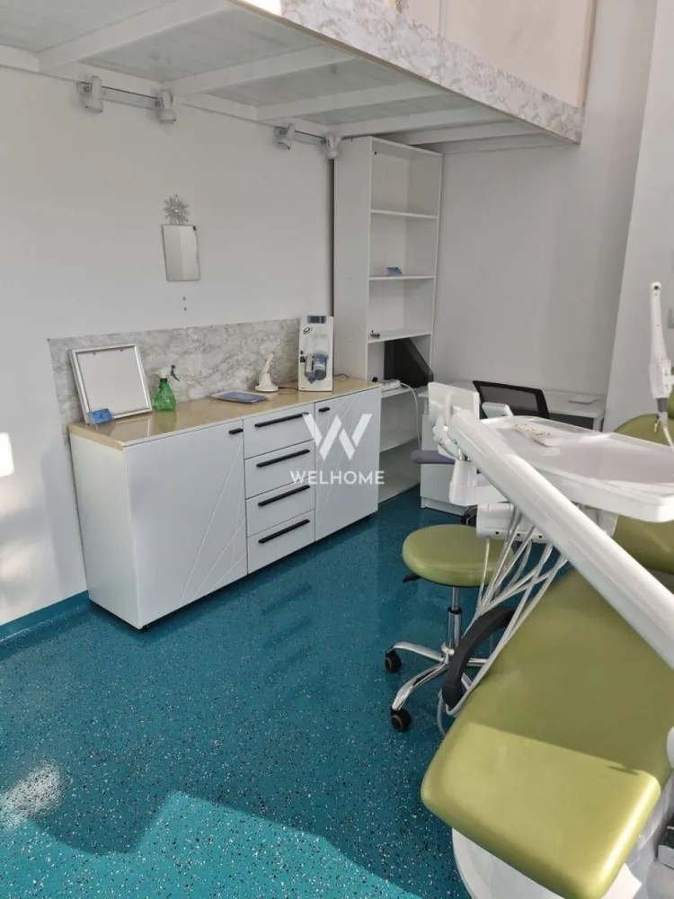 Închiriere spatii, cabinete stomatologice, Clinica Sibiu - Vă propunem spre închiriere cabinete stomatologice moderne, situate într-o clinică medicală construcție nouă, concepută și realizată conform tuturor normelor și standardelor în vigoare pentru acest tip de activitate.

Clinica dispune de cabinete stomatologice complet dotate, echipate cu aparatură modernă, nouă, scaune stomatologice și mobilier nou, spatiu de relaxare pentru medici, oferind un mediu profesional, eficient și confortabil atât pentru medici, cât și pentru pacienți.

Spațiul beneficiază de cabinet de radiologie dotat cu aparat performant de radiologie panoramica dentară, microscop chirurgical Leica de ultima generatie, camera de sterilizare, precum și de bloc operator, fiind ideal pentru o gamă largă de specialități stomatologice, inclusiv tratamente avansate și intervenții chirurgicale.

Pentru confortul și buna organizare a personalului, clinica este dotată cu vestiar și grup sanitar dedicat personalului, iar pacienții au la dispoziție o sală de așteptare modernă și primitoare. Confortul termic este asigurat prin încălzire în pardoseală, oferind un ambient plăcut pe tot parcursul anului.

Clinica este amplasată într-o zonă accesibilă și bine conectată, cu acces facil la principalele artere de circulație și la mijloacele de transport în comun. În imediata apropiere se regăsesc spații comerciale, farmacii, unități bancare, restaurante și alte servicii de interes, oferind un plus de confort atât pentru pacienți, cât și pentru personalul medical. Zona beneficiază de posibilități de parcare pentru pacienți și cadre medicale.

Clinica deține toate avizele și autorizațiile la zi și respectă integral normele sanitare, tehnice și de siguranță impuse pentru desfășurarea activităților medicale stomatologice.

Acest spațiu reprezintă soluția ideală pentru medici stomatologi care își doresc să își desfășoare activitatea într-un cadru modern, complet echipat, fără investiții suplimentare inițiale.
Pentru detalii suplimentare și programarea unei vizionări, vă stăm la dispoziție.

Pret 1000 euro/ luna

Telefon 0740066818, Cristina