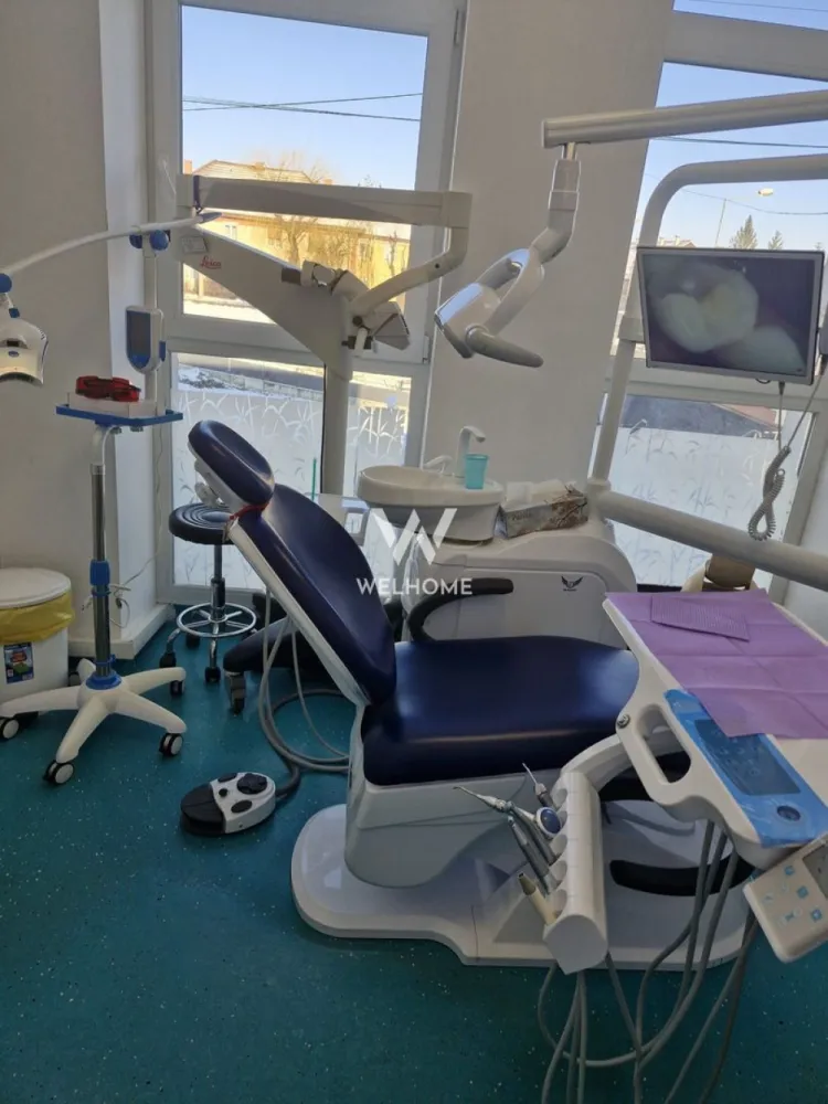 Închiriere spatii, cabinete stomatologice, Clinica Sibiu - Vă propunem spre închiriere cabinete stomatologice moderne, situate într-o clinică medicală construcție nouă, concepută și realizată conform tuturor normelor și standardelor în vigoare pentru acest tip de activitate.

Clinica dispune de cabinete stomatologice complet dotate, echipate cu aparatură modernă, nouă, scaune stomatologice și mobilier nou, spatiu de relaxare pentru medici, oferind un mediu profesional, eficient și confortabil atât pentru medici, cât și pentru pacienți.

Spațiul beneficiază de cabinet de radiologie dotat cu aparat performant de radiologie panoramica dentară, microscop chirurgical Leica de ultima generatie, camera de sterilizare, precum și de bloc operator, fiind ideal pentru o gamă largă de specialități stomatologice, inclusiv tratamente avansate și intervenții chirurgicale.

Pentru confortul și buna organizare a personalului, clinica este dotată cu vestiar și grup sanitar dedicat personalului, iar pacienții au la dispoziție o sală de așteptare modernă și primitoare. Confortul termic este asigurat prin încălzire în pardoseală, oferind un ambient plăcut pe tot parcursul anului.

Clinica este amplasată într-o zonă accesibilă și bine conectată, cu acces facil la principalele artere de circulație și la mijloacele de transport în comun. În imediata apropiere se regăsesc spații comerciale, farmacii, unități bancare, restaurante și alte servicii de interes, oferind un plus de confort atât pentru pacienți, cât și pentru personalul medical. Zona beneficiază de posibilități de parcare pentru pacienți și cadre medicale.

Clinica deține toate avizele și autorizațiile la zi și respectă integral normele sanitare, tehnice și de siguranță impuse pentru desfășurarea activităților medicale stomatologice.

Acest spațiu reprezintă soluția ideală pentru medici stomatologi care își doresc să își desfășoare activitatea într-un cadru modern, complet echipat, fără investiții suplimentare inițiale.
Pentru detalii suplimentare și programarea unei vizionări, vă stăm la dispoziție.

Pret 1000 euro/ luna

Telefon 0740066818, Cristina