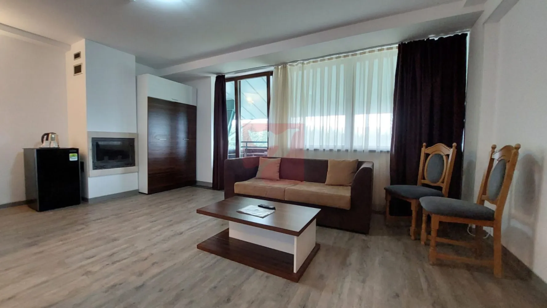 2 camere, intim, semineu, Silver Mountain - Imobilul este situat in Complexul Silver Mountain din Poiana Brasov, dotat cu loc de joaca pentru copii, terenuri de tenis, badminton, minifotbal, mese de ping-pong, bancute si foisoare, in complex fiind si un restaurant, piscine, spa, sali de conferinta samd.

Avem un apartament, de 2 camere, de cca 45 mp, cu living cu semineu, baie, o mica bucatarioara, un balcon, proprietarul fiind firma. Si la acesta se va achizitiona separat un alt loc de parcare in subteran, la pretul de 10.000 euro, exclusiv TVA.

Apartamentul este pe aceleasi acte cu unul alaturat, de cca 145 mp, cu 5 camere, situat pe doua nivele, cu scara interioara, la parter fiind un living cu bucatarie deschisa, o baie, un dormitor si un balcon, iar la etajul mansardat fiind un living, o baie si doua dormitoare, din care unul cu dressing.
Se va achizitiona separat si un loc de parcare in subteran un loc de parcare in subteran, la pretul de 10.000 euro, exclusiv TVA.

Apartamentele inca nu sunt separate in acte, dar au intrari proprii si contoare separate. Ambele au vedere spre padure. Ambele sunt mobilate, utilate si inchiriate, prin urmare se pot viziona doar cu programare prealabila, exclus turism imobiliar.

Nefiind inca separate in acte, unitatile sunt disponibile pentru vanzare actualmente impreuna, asa cum sunt, cu 2 locuri de parcare, deci cu 420.000 de euro. Pretul cuprinde intregul pachet, integral. Daca se cumpara pe firma platitoare de TVA, se achita doar 420.000, aplicandu-se taxarea inversa. Se poate accepta si plata in rate.

Colaboram motivant cu alte agentii imobiliare, imobilul fiind in reprezentare exclusiva.