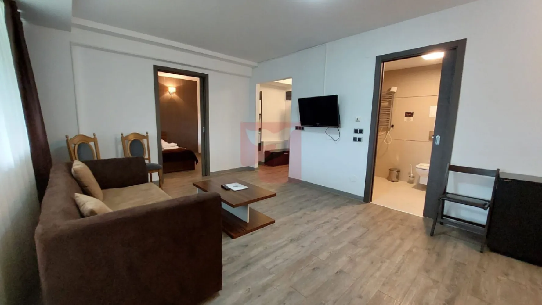 2 camere, intim, semineu, Silver Mountain - Imobilul este situat in Complexul Silver Mountain din Poiana Brasov, dotat cu loc de joaca pentru copii, terenuri de tenis, badminton, minifotbal, mese de ping-pong, bancute si foisoare, in complex fiind si un restaurant, piscine, spa, sali de conferinta samd.

Avem un apartament, de 2 camere, de cca 45 mp, cu living cu semineu, baie, o mica bucatarioara, un balcon, proprietarul fiind firma. Si la acesta se va achizitiona separat un alt loc de parcare in subteran, la pretul de 10.000 euro, exclusiv TVA.

Apartamentul este pe aceleasi acte cu unul alaturat, de cca 145 mp, cu 5 camere, situat pe doua nivele, cu scara interioara, la parter fiind un living cu bucatarie deschisa, o baie, un dormitor si un balcon, iar la etajul mansardat fiind un living, o baie si doua dormitoare, din care unul cu dressing.
Se va achizitiona separat si un loc de parcare in subteran un loc de parcare in subteran, la pretul de 10.000 euro, exclusiv TVA.

Apartamentele inca nu sunt separate in acte, dar au intrari proprii si contoare separate. Ambele au vedere spre padure. Ambele sunt mobilate, utilate si inchiriate, prin urmare se pot viziona doar cu programare prealabila, exclus turism imobiliar.

Nefiind inca separate in acte, unitatile sunt disponibile pentru vanzare actualmente impreuna, asa cum sunt, cu 2 locuri de parcare, deci cu 420.000 de euro. Pretul cuprinde intregul pachet, integral. Daca se cumpara pe firma platitoare de TVA, se achita doar 420.000, aplicandu-se taxarea inversa. Se poate accepta si plata in rate.

Colaboram motivant cu alte agentii imobiliare, imobilul fiind in reprezentare exclusiva.