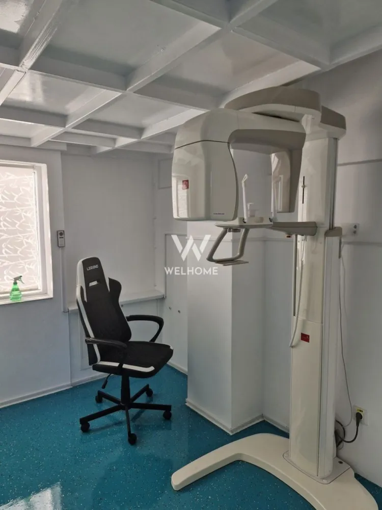 Închiriere spatii, cabinete stomatologice, Clinica Sibiu - Vă propunem spre închiriere cabinete stomatologice moderne, situate într-o clinică medicală construcție nouă, concepută și realizată conform tuturor normelor și standardelor în vigoare pentru acest tip de activitate.

Clinica dispune de cabinete stomatologice complet dotate, echipate cu aparatură modernă, nouă, scaune stomatologice și mobilier nou, spatiu de relaxare pentru medici, oferind un mediu profesional, eficient și confortabil atât pentru medici, cât și pentru pacienți.

Spațiul beneficiază de cabinet de radiologie dotat cu aparat performant de radiologie panoramica dentară, microscop chirurgical Leica de ultima generatie, camera de sterilizare, precum și de bloc operator, fiind ideal pentru o gamă largă de specialități stomatologice, inclusiv tratamente avansate și intervenții chirurgicale.

Pentru confortul și buna organizare a personalului, clinica este dotată cu vestiar și grup sanitar dedicat personalului, iar pacienții au la dispoziție o sală de așteptare modernă și primitoare. Confortul termic este asigurat prin încălzire în pardoseală, oferind un ambient plăcut pe tot parcursul anului.

Clinica este amplasată într-o zonă accesibilă și bine conectată, cu acces facil la principalele artere de circulație și la mijloacele de transport în comun. În imediata apropiere se regăsesc spații comerciale, farmacii, unități bancare, restaurante și alte servicii de interes, oferind un plus de confort atât pentru pacienți, cât și pentru personalul medical. Zona beneficiază de posibilități de parcare pentru pacienți și cadre medicale.

Clinica deține toate avizele și autorizațiile la zi și respectă integral normele sanitare, tehnice și de siguranță impuse pentru desfășurarea activităților medicale stomatologice.

Acest spațiu reprezintă soluția ideală pentru medici stomatologi care își doresc să își desfășoare activitatea într-un cadru modern, complet echipat, fără investiții suplimentare inițiale.
Pentru detalii suplimentare și programarea unei vizionări, vă stăm la dispoziție.

Pret 1000 euro/ luna

Telefon 0740066818, Cristina