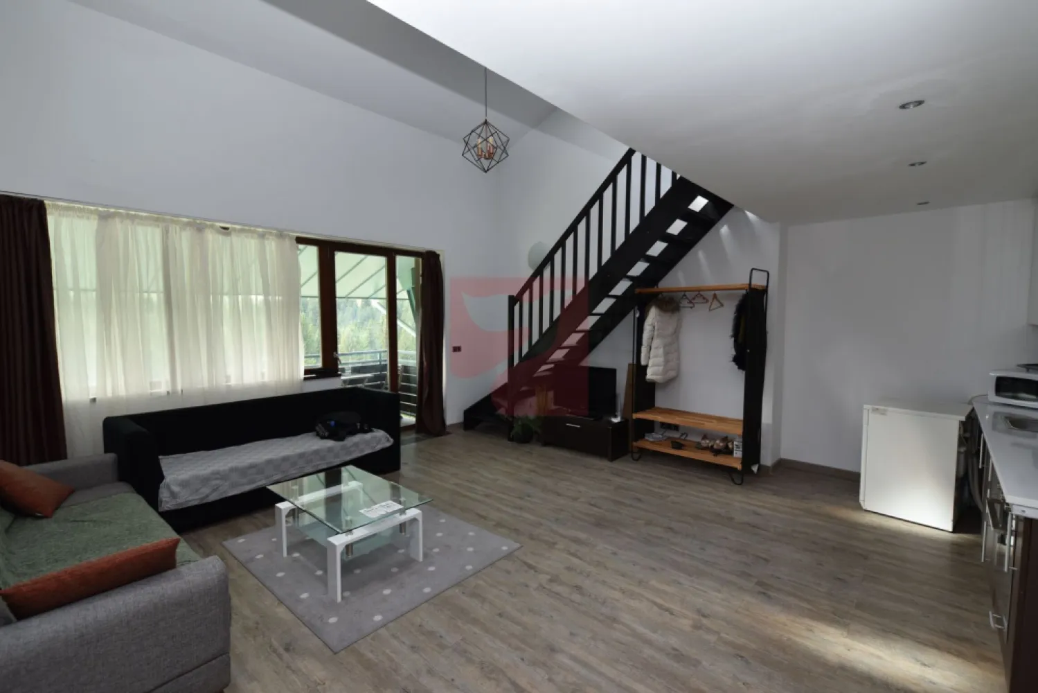 4 camere, parcare, Silver Mountain, rate proprietar - Imobilul este situat in Complexul Silver Mountain din Poiana Brasov, dotat cu loc de joaca pentru copii, terenuri de tenis, badminton, minifotbal, mese de ping-pong, bancute si foisoare, in complex fiind si un restaurant, piscine, spa, sali de conferinta samd.

Apartamentul in cauza, de cca 145 mp, cu 5 camere, situat pe doua nivele, cu scara interioara, la parter fiind un living cu bucatarie deschisa, o baie, un dormitor si un balcon, iar la etajul mansardat fiind un living, o baie si doua dormitoare, din care unul cu dressing.
Se va achizitiona separat si un loc de parcare in subteran un loc de parcare in subteran, la pretul de 10.000 euro, exclusiv TVA.

Pe acelasi act insa mai avem un apartament, de 2 camere, de cca 45 mp, cu living cu semineu, baie, o mica bucatarioara, un balcon, proprietarul fiind firma. Si la acesta se va achizitiona separat un alt loc de parcare in subteran, la pretul de 10.000 euro, TVA inclusa.

Apartamentele inca nu sunt separate in acte, dar au intrari proprii si contoare separate. Ambele au vedere spre padure. Ambele sunt mobilate, utilate si inchiriate, prin urmare se pot viziona doar cu programare prealabila, exclus turism imobiliar.

Nefiind inca separate in acte, unitatile sunt disponibile pentru vanzare actualmente impreuna, asa cum sunt, cu 2 locuri de parcare, deci cu 420.000 de euro. Pretul cuprinde intregul pachet, integral. Daca se cumpara pe firma platitoare de TVA, se achita doar 420.000, aplicandu-se taxarea inversa. Se poate accepta si plata in rate.

Colaboram motivant cu alte agentii imobiliare, imobilul fiind in reprezentare exclusiva.