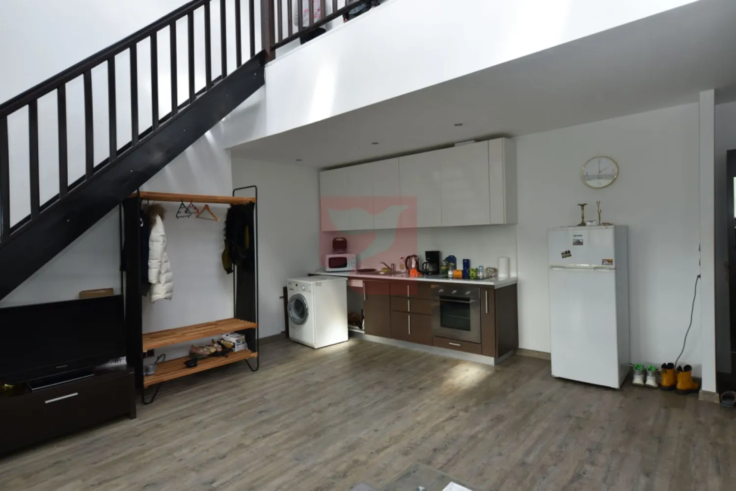 4 camere, parcare, Silver Mountain, rate proprietar - Imobilul este situat in Complexul Silver Mountain din Poiana Brasov, dotat cu loc de joaca pentru copii, terenuri de tenis, badminton, minifotbal, mese de ping-pong, bancute si foisoare, in complex fiind si un restaurant, piscine, spa, sali de conferinta samd.

Apartamentul in cauza, de cca 145 mp, cu 5 camere, situat pe doua nivele, cu scara interioara, la parter fiind un living cu bucatarie deschisa, o baie, un dormitor si un balcon, iar la etajul mansardat fiind un living, o baie si doua dormitoare, din care unul cu dressing.
Se va achizitiona separat si un loc de parcare in subteran un loc de parcare in subteran, la pretul de 10.000 euro, exclusiv TVA.

Pe acelasi act insa mai avem un apartament, de 2 camere, de cca 45 mp, cu living cu semineu, baie, o mica bucatarioara, un balcon, proprietarul fiind firma. Si la acesta se va achizitiona separat un alt loc de parcare in subteran, la pretul de 10.000 euro, TVA inclusa.

Apartamentele inca nu sunt separate in acte, dar au intrari proprii si contoare separate. Ambele au vedere spre padure. Ambele sunt mobilate, utilate si inchiriate, prin urmare se pot viziona doar cu programare prealabila, exclus turism imobiliar.

Nefiind inca separate in acte, unitatile sunt disponibile pentru vanzare actualmente impreuna, asa cum sunt, cu 2 locuri de parcare, deci cu 420.000 de euro. Pretul cuprinde intregul pachet, integral. Daca se cumpara pe firma platitoare de TVA, se achita doar 420.000, aplicandu-se taxarea inversa. Se poate accepta si plata in rate.

Colaboram motivant cu alte agentii imobiliare, imobilul fiind in reprezentare exclusiva.