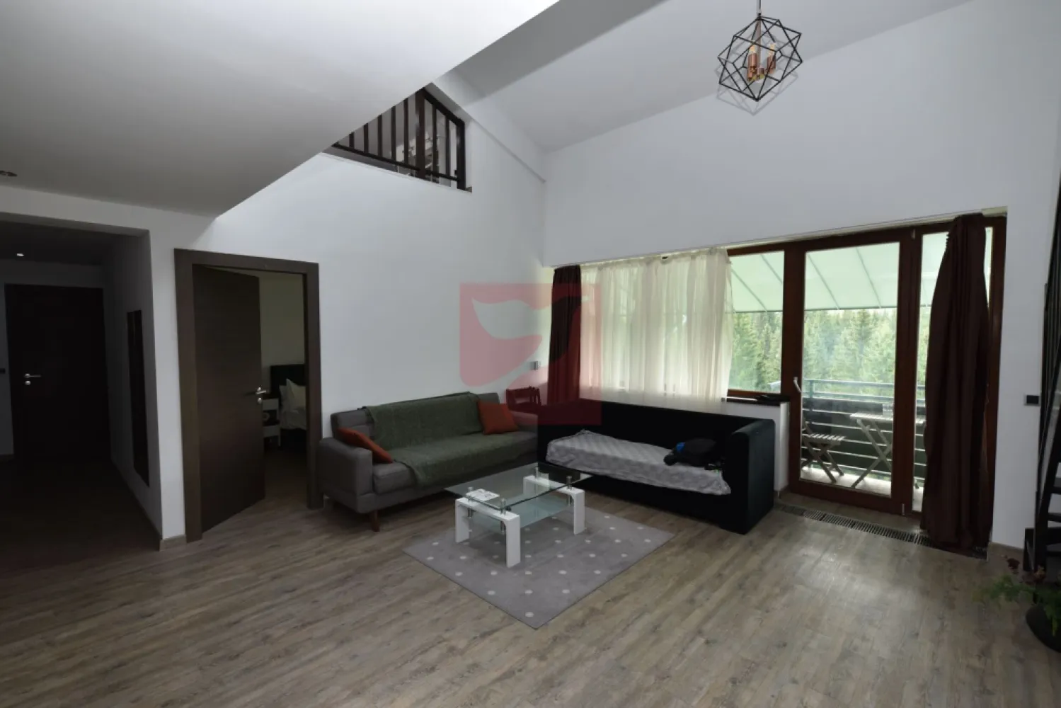 4 camere, parcare, Silver Mountain, rate proprietar - Imobilul este situat in Complexul Silver Mountain din Poiana Brasov, dotat cu loc de joaca pentru copii, terenuri de tenis, badminton, minifotbal, mese de ping-pong, bancute si foisoare, in complex fiind si un restaurant, piscine, spa, sali de conferinta samd.

Apartamentul in cauza, de cca 145 mp, cu 5 camere, situat pe doua nivele, cu scara interioara, la parter fiind un living cu bucatarie deschisa, o baie, un dormitor si un balcon, iar la etajul mansardat fiind un living, o baie si doua dormitoare, din care unul cu dressing.
Se va achizitiona separat si un loc de parcare in subteran un loc de parcare in subteran, la pretul de 10.000 euro, exclusiv TVA.

Pe acelasi act insa mai avem un apartament, de 2 camere, de cca 45 mp, cu living cu semineu, baie, o mica bucatarioara, un balcon, proprietarul fiind firma. Si la acesta se va achizitiona separat un alt loc de parcare in subteran, la pretul de 10.000 euro, TVA inclusa.

Apartamentele inca nu sunt separate in acte, dar au intrari proprii si contoare separate. Ambele au vedere spre padure. Ambele sunt mobilate, utilate si inchiriate, prin urmare se pot viziona doar cu programare prealabila, exclus turism imobiliar.

Nefiind inca separate in acte, unitatile sunt disponibile pentru vanzare actualmente impreuna, asa cum sunt, cu 2 locuri de parcare, deci cu 420.000 de euro. Pretul cuprinde intregul pachet, integral. Daca se cumpara pe firma platitoare de TVA, se achita doar 420.000, aplicandu-se taxarea inversa. Se poate accepta si plata in rate.

Colaboram motivant cu alte agentii imobiliare, imobilul fiind in reprezentare exclusiva.