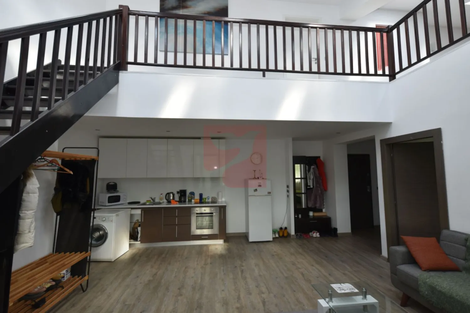 4 camere, parcare, Silver Mountain, rate proprietar - Imobilul este situat in Complexul Silver Mountain din Poiana Brasov, dotat cu loc de joaca pentru copii, terenuri de tenis, badminton, minifotbal, mese de ping-pong, bancute si foisoare, in complex fiind si un restaurant, piscine, spa, sali de conferinta samd.

Apartamentul in cauza, de cca 145 mp, cu 5 camere, situat pe doua nivele, cu scara interioara, la parter fiind un living cu bucatarie deschisa, o baie, un dormitor si un balcon, iar la etajul mansardat fiind un living, o baie si doua dormitoare, din care unul cu dressing.
Se va achizitiona separat si un loc de parcare in subteran un loc de parcare in subteran, la pretul de 10.000 euro, exclusiv TVA.

Pe acelasi act insa mai avem un apartament, de 2 camere, de cca 45 mp, cu living cu semineu, baie, o mica bucatarioara, un balcon, proprietarul fiind firma. Si la acesta se va achizitiona separat un alt loc de parcare in subteran, la pretul de 10.000 euro, TVA inclusa.

Apartamentele inca nu sunt separate in acte, dar au intrari proprii si contoare separate. Ambele au vedere spre padure. Ambele sunt mobilate, utilate si inchiriate, prin urmare se pot viziona doar cu programare prealabila, exclus turism imobiliar.

Nefiind inca separate in acte, unitatile sunt disponibile pentru vanzare actualmente impreuna, asa cum sunt, cu 2 locuri de parcare, deci cu 420.000 de euro. Pretul cuprinde intregul pachet, integral. Daca se cumpara pe firma platitoare de TVA, se achita doar 420.000, aplicandu-se taxarea inversa. Se poate accepta si plata in rate.

Colaboram motivant cu alte agentii imobiliare, imobilul fiind in reprezentare exclusiva.