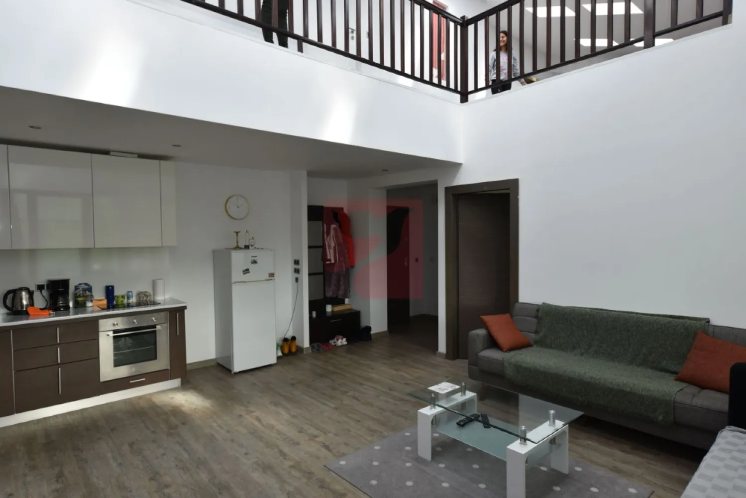 4 camere, parcare, Silver Mountain, rate proprietar - Imobilul este situat in Complexul Silver Mountain din Poiana Brasov, dotat cu loc de joaca pentru copii, terenuri de tenis, badminton, minifotbal, mese de ping-pong, bancute si foisoare, in complex fiind si un restaurant, piscine, spa, sali de conferinta samd.

Apartamentul in cauza, de cca 145 mp, cu 5 camere, situat pe doua nivele, cu scara interioara, la parter fiind un living cu bucatarie deschisa, o baie, un dormitor si un balcon, iar la etajul mansardat fiind un living, o baie si doua dormitoare, din care unul cu dressing.
Se va achizitiona separat si un loc de parcare in subteran un loc de parcare in subteran, la pretul de 10.000 euro, exclusiv TVA.

Pe acelasi act insa mai avem un apartament, de 2 camere, de cca 45 mp, cu living cu semineu, baie, o mica bucatarioara, un balcon, proprietarul fiind firma. Si la acesta se va achizitiona separat un alt loc de parcare in subteran, la pretul de 10.000 euro, TVA inclusa.

Apartamentele inca nu sunt separate in acte, dar au intrari proprii si contoare separate. Ambele au vedere spre padure. Ambele sunt mobilate, utilate si inchiriate, prin urmare se pot viziona doar cu programare prealabila, exclus turism imobiliar.

Nefiind inca separate in acte, unitatile sunt disponibile pentru vanzare actualmente impreuna, asa cum sunt, cu 2 locuri de parcare, deci cu 420.000 de euro. Pretul cuprinde intregul pachet, integral. Daca se cumpara pe firma platitoare de TVA, se achita doar 420.000, aplicandu-se taxarea inversa. Se poate accepta si plata in rate.

Colaboram motivant cu alte agentii imobiliare, imobilul fiind in reprezentare exclusiva.