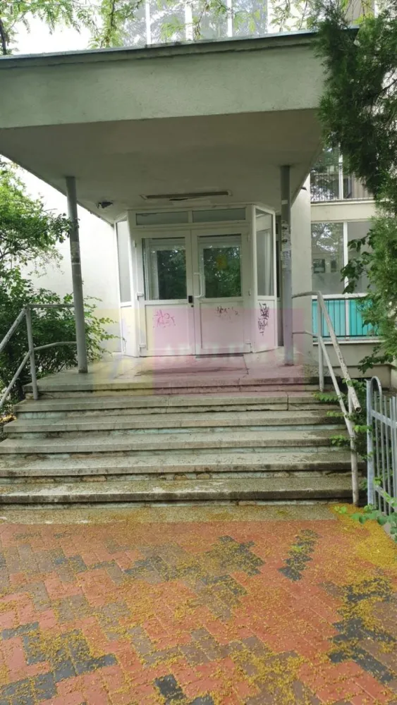 Garsoniera in zona Policlinica Titan-Nicolae Grigorescu - Agentia Imobiliara Apulum, va ofera spre vanzare
Garsoniera intr-o zona verde a Bucurestului, langa Policlinica Titan, pe strada Prisaca Dornei
Locuinta se afla la etajul 3 din 10 intr un bloc din 1967, reabilitat termic, geamuri tripan, cu vedere spre zona verde (parc)
Aceasta a fost renovata recent cu instalatia sanitara si electrica, inlocuite.
Se vinde mobilata cu dresing, pat cu saltea cu memorie Salterra si electrocasnice Electrolux, aproape noi
Obiectele sanitare sunt marca Roca iar usile marca Portadors
Zona este bine conectata la mijloacele de transport, distanta pana la metroul Nicolae Grigorescu sau Titan se parcurge pe jos in aproximativ 12 minute.
De asemenea in apropriere se afla Complexul Auchan, Titan Rasarit de Soare, numeroase scoli si gradinite.
Blocul este inconjurat de multa verdeta fiind o zona linistita.
Gata de mutare, imediat