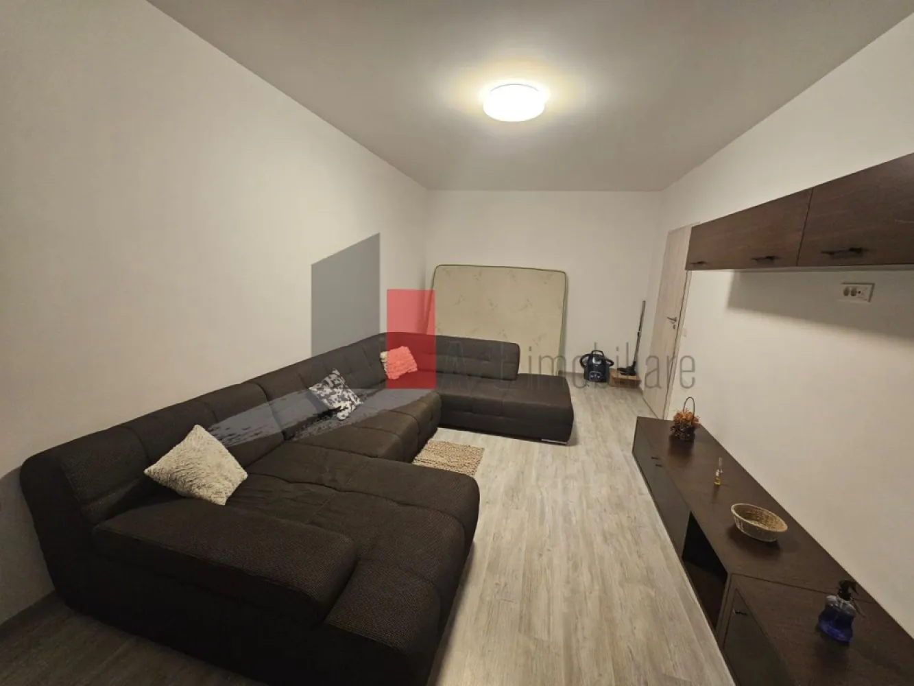 Apartament cu 2 camere-Aparatorii Patriei-Metalurgiei-centrala+loc parcare - Apartament cu doua camere de inchiriat, in complexul rezidential The Grand Kristal Residence City Metalurgiei. In apropiere exista parcul Tudor Arghezi, terenuri de fotbal, baschet si handbal, hipermarketuri, Grand Arena, etc. Etaj 3 din 7 cu doua lifturi mari, cu bucatarie inchisa, balcon deschis. Bloc construit in 2021. Prima inchiriere dupa zugravire. Loc parcare inclus (se achita extra). Masina de spalat automata Samsung, Masina de spalat vase Whirlpool, aer conditionat Beko, etc. Intretinerea vine in jur de 150 lei pe luna. Curentul este la Hidroelectrica, deci e cel mai mic pret de pe piata. In complex exista magazine, farmacii, salon infrumusetare, etc. Disponibil de azi. Se face contract la ANAF. Se fac 15 minute de mers pe jos pana la statia de metrou Dimitrie Leonida.