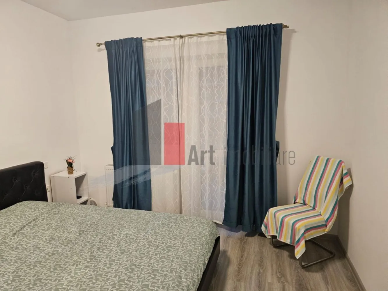 Apartament cu 2 camere-Aparatorii Patriei-Metalurgiei-centrala+loc parcare - Apartament cu doua camere de inchiriat, in complexul rezidential The Grand Kristal Residence City Metalurgiei. In apropiere exista parcul Tudor Arghezi, terenuri de fotbal, baschet si handbal, hipermarketuri, Grand Arena, etc. Etaj 3 din 7 cu doua lifturi mari, cu bucatarie inchisa, balcon deschis. Bloc construit in 2021. Prima inchiriere dupa zugravire. Loc parcare inclus (se achita extra). Masina de spalat automata Samsung, Masina de spalat vase Whirlpool, aer conditionat Beko, etc. Intretinerea vine in jur de 150 lei pe luna. Curentul este la Hidroelectrica, deci e cel mai mic pret de pe piata. In complex exista magazine, farmacii, salon infrumusetare, etc. Disponibil de azi. Se face contract la ANAF. Se fac 15 minute de mers pe jos pana la statia de metrou Dimitrie Leonida.