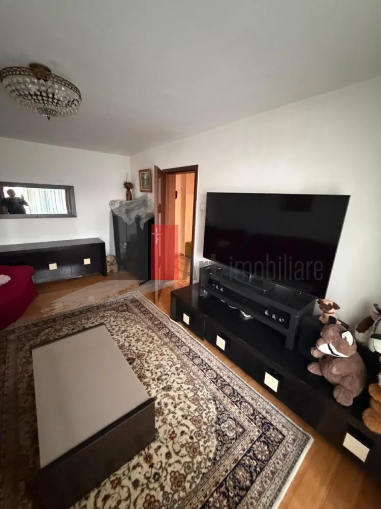 Apartament cu trei camere de vanzare-Crangasi-loc de parcare - Apartament de vanzare, cu trei camere, decomandat, situat in Crângași, langa BCR, stradal, la etajul 8 din 9, 9 fiind etaj tehnic, vedere mixtă in spate si la Calea Crângași, cu doua bai (cea mica a fost dezafectata dar se poate pune la loc foarte usor), doua unitati de aer conditionat, bucataria open cu holul, la 10 minute de mers pe jos de statia de metrou Crangasi, cu o suprafata de 62 mp +10 mp balcoane, total 72 mp, loc parcare ADP, scara curată.