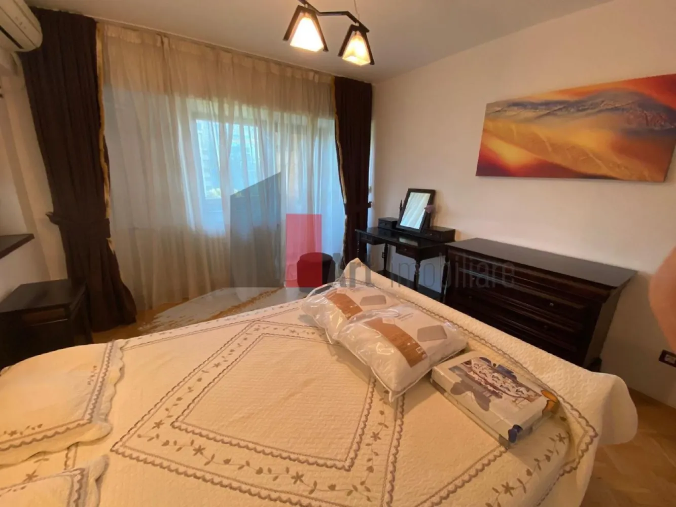 Apartament cu 2 camere de vanzare-Unirii-Alba Iulia - Apartament cu 2 camere de vanzare, LUX Bd. Unirii | vedere bulevard | 3 balcoane | parcare 
Apartamentele cu vedere directă la Bd. Unirii apar rar la vânzare. Vă propun spre vânzare un apartament elegant cu 2 camere, situat într-una dintre cele mai apreciate zone ultracentrale ale Bucureștiului, la doar 5 minute de Piața Unirii și aproximativ 10 minute de Palatul Parlamentului.
Apartamentul este spațios, luminos și complet mobilat și utilat, fiind ideal atât pentru locuit, cât și pentru investiție. Un avantaj major este faptul că ambele camere și bucătăria au vedere directă spre bulevard, oferind lumină naturală și o priveliște deschisă.
Detalii apartament:
Suprafață utilă: 65 mp
Suprafață construită: 75 mp
Compartimentare: decomandat
Etaj: 5 din 9
An construcție: 1997
Living + dormitor
Bucătărie separată
Dressing spațios
1 baie
3 balcoane (unul închis)
1 loc de parcare
Dotări și finisaje:
Geamuri tripan QFort
Parchet, gresie și faianță
Aer condiționat (doua unitati)
Apometre și repartitoare
Internet și cablu TV
Bucătărie inchisa, complet utilată
Electrocasnice Franke
Mobilier Mobexpert
Mașină de spălat
TV
Lift nou
Apartamentul este renovat la standarde înalte, cu mobilier și electrocasnice noi și nu a fost locuit. Se poate vinde cu tot cu mobila sau nu.
Zona oferă acces rapid către restaurante, magazine, transport public, centre comerciale și principalele puncte de interes ale orașului.