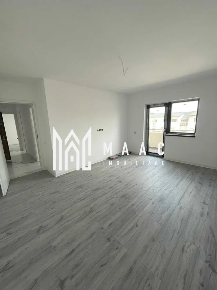 Apartament 2 camere | Zona Doamna Stanca | Parcare - MAAC Imobiliare vă propune spre vânzare un apartament cu 3 camere situat într-un imobil nou de pe strada Doamna Stanca, amplasat într-o zonă în plină dezvoltare, cu acces facil către principalele artere și puncte de interes. Proprietatea este potrivită atât pentru locuință proprie, cât și pentru investiție, datorită compartimentării eficiente și poziționării într-un ansamblu rezidențial modern.

Apartamentul are o suprafață utilă de 60,6 mp, beneficiază de balcon și este situat la etajul 6. Locul de parcare suprateran este inclus, oferind un plus de confort și valoare.

Compartimentare:
-Living cu bucătărie open-space
-Dormitor
-Dormitor
-Baie
-Balcon

Locuința se predă la stadiul „finisat la alb”, permițând viitorilor proprietari să își personalizeze finisajele interioare conform propriilor preferințe.

Dotări și stadiu de predare:
-Încălzire în pardoseală
-Centrală termică proprie
-Șapă autonivelantă
-Pereți gletuiți și zugrăviți cu lavabilă
-Tâmplărie PVC Salamander cu 3 foi de sticlă (tripan)

Imaginile sunt cu titlu informativ, provenind dintr-un proiect deja finalizat, cu finisaje similare.

Termenul de predare este aprilie 2026, oferind oportunitatea unei achiziții planificate într-o zonă rezidențială aflată în expansiune.

Pentru mai multe informații, vă rugăm să specificați telefonic că ați văzut anunțul cu ID CP2875733.
