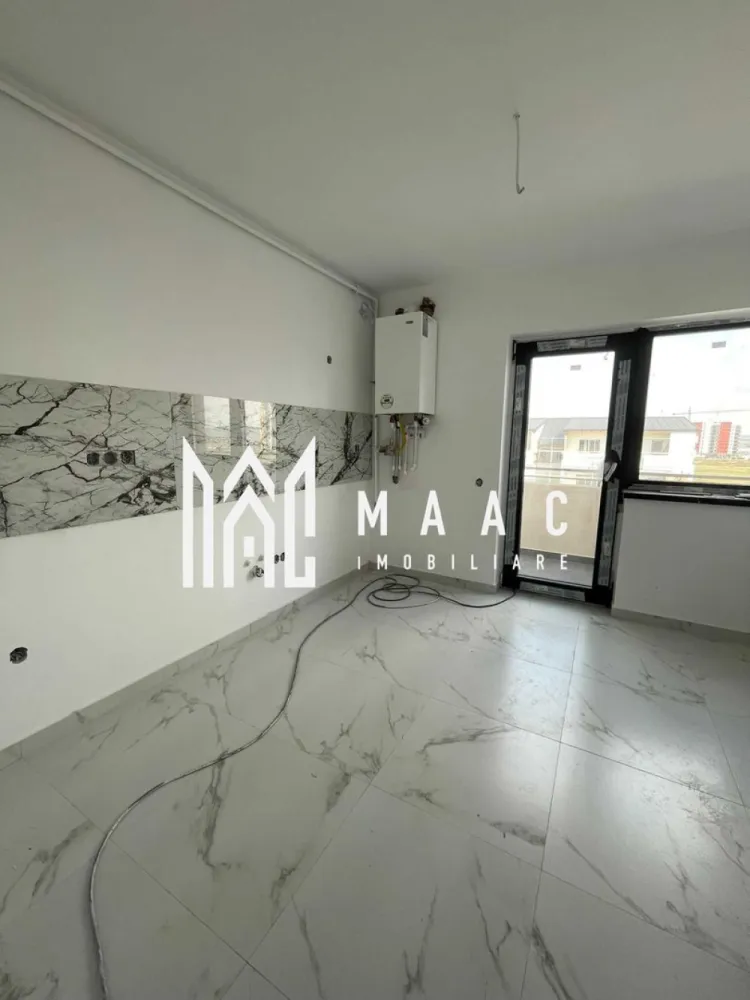 Apartament 2 camere | Zona Doamna Stanca | Parcare - MAAC Imobiliare vă propune spre vânzare un apartament cu 3 camere situat într-un imobil nou de pe strada Doamna Stanca, amplasat într-o zonă în plină dezvoltare, cu acces facil către principalele artere și puncte de interes. Proprietatea este potrivită atât pentru locuință proprie, cât și pentru investiție, datorită compartimentării eficiente și poziționării într-un ansamblu rezidențial modern.

Apartamentul are o suprafață utilă de 60,6 mp, beneficiază de balcon și este situat la etajul 6. Locul de parcare suprateran este inclus, oferind un plus de confort și valoare.

Compartimentare:
-Living cu bucătărie open-space
-Dormitor
-Dormitor
-Baie
-Balcon

Locuința se predă la stadiul „finisat la alb”, permițând viitorilor proprietari să își personalizeze finisajele interioare conform propriilor preferințe.

Dotări și stadiu de predare:
-Încălzire în pardoseală
-Centrală termică proprie
-Șapă autonivelantă
-Pereți gletuiți și zugrăviți cu lavabilă
-Tâmplărie PVC Salamander cu 3 foi de sticlă (tripan)

Imaginile sunt cu titlu informativ, provenind dintr-un proiect deja finalizat, cu finisaje similare.

Termenul de predare este aprilie 2026, oferind oportunitatea unei achiziții planificate într-o zonă rezidențială aflată în expansiune.

Pentru mai multe informații, vă rugăm să specificați telefonic că ați văzut anunțul cu ID CP2875733.