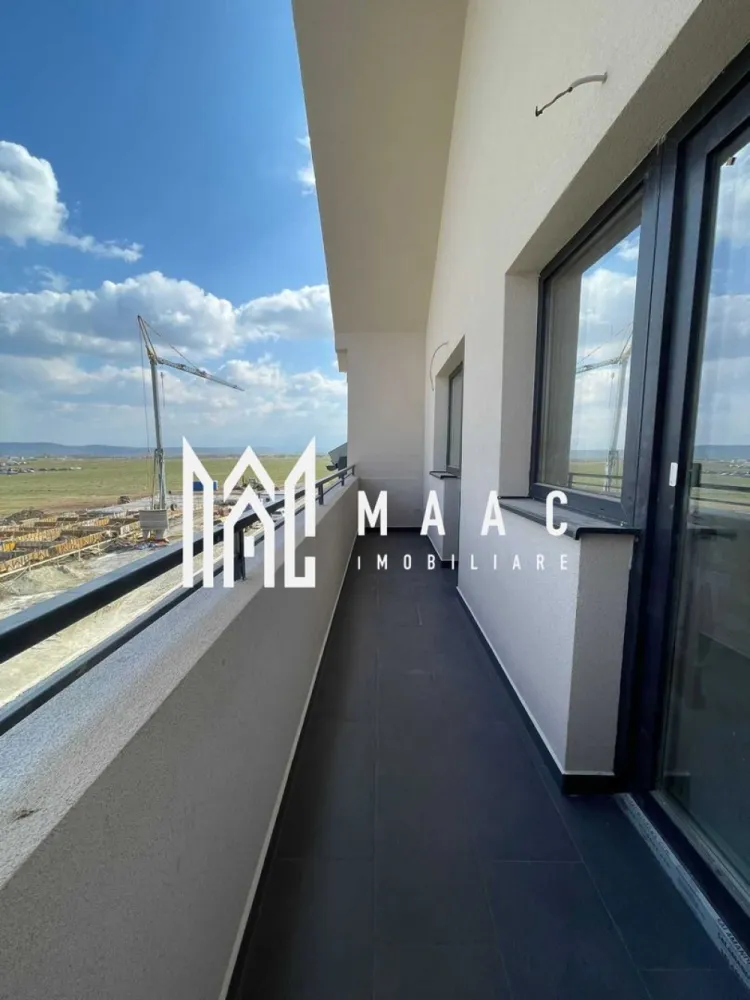 Apartament 2 camere | Zona Doamna Stanca | Parcare - MAAC Imobiliare vă propune spre vânzare un apartament cu 3 camere situat într-un imobil nou de pe strada Doamna Stanca, amplasat într-o zonă în plină dezvoltare, cu acces facil către principalele artere și puncte de interes. Proprietatea este potrivită atât pentru locuință proprie, cât și pentru investiție, datorită compartimentării eficiente și poziționării într-un ansamblu rezidențial modern.

Apartamentul are o suprafață utilă de 60,6 mp, beneficiază de balcon și este situat la etajul 6. Locul de parcare suprateran este inclus, oferind un plus de confort și valoare.

Compartimentare:
-Living cu bucătărie open-space
-Dormitor
-Dormitor
-Baie
-Balcon

Locuința se predă la stadiul „finisat la alb”, permițând viitorilor proprietari să își personalizeze finisajele interioare conform propriilor preferințe.

Dotări și stadiu de predare:
-Încălzire în pardoseală
-Centrală termică proprie
-Șapă autonivelantă
-Pereți gletuiți și zugrăviți cu lavabilă
-Tâmplărie PVC Salamander cu 3 foi de sticlă (tripan)

Imaginile sunt cu titlu informativ, provenind dintr-un proiect deja finalizat, cu finisaje similare.

Termenul de predare este aprilie 2026, oferind oportunitatea unei achiziții planificate într-o zonă rezidențială aflată în expansiune.

Pentru mai multe informații, vă rugăm să specificați telefonic că ați văzut anunțul cu ID CP2875733.
