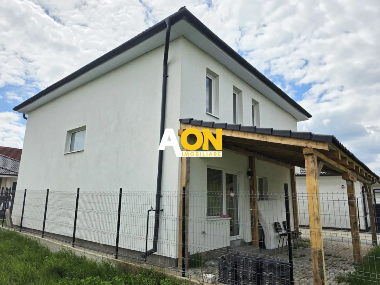 Casă nouă, 5 camere, 319 mp teren, toate utilitățile, Alba - Micesti - AON Imobiliare vă propune spre vânzare o casă nouă, finalizată în anul 2024, situată pe o stradă liniștită din zona Alba-Micesti. Proprietatea se remarcă prin calitatea finisajelor și compartimentarea eficientă, fiind ideală pentru o familie care își dorește confort imediat.
Detalii Tehnice și Compartimentare:
Casa este construită pe un regim de înălțime P+1, având o suprafață utilă de 133 mp și o suprafață construită desfășurată de 171 mp.
Parter:
• Living spațios cu bucătărie de tip open space;
• Dormitor;
• Baie;
• Hol de acces.
Etaj:
• 3 dormitoare luminoase;
• Balcon;
• Baie modernă;
• Hol.
Dotări și Amenajări:
• Interior: Casa se predă finisată „la cheie”, fiind dotată cu mobilier și electrocasnice (conform imaginilor de prezentare).
• Exterior: În partea din spate este amenajată o terasă acoperită, perfectă pentru momentele de relaxare.
• Teren: Suprafață totală de 319 mp, cu o deschidere stradală de 13 metri.
Utilități și Infrastructură:
Proprietatea este racordată la toate rețelele de utilități:
• Apă și canalizare;
• Gaz;
• Curent electric;
• Accesul se face de pe o stradă pietruită.
Statut Juridic:
Imobilul este liber de sarcini, cu actele verificate și pregătite pentru vânzare. Se acceptă plata prin orice variantă de creditare bancară
ID intern:CP3048356