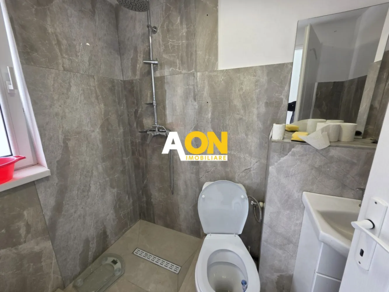 Casă nouă, 5 camere, 319 mp teren, toate utilitățile, Alba - Micesti - AON Imobiliare vă propune spre vânzare o casă nouă, finalizată în anul 2024, situată pe o stradă liniștită din zona Alba-Micesti. Proprietatea se remarcă prin calitatea finisajelor și compartimentarea eficientă, fiind ideală pentru o familie care își dorește confort imediat.
Detalii Tehnice și Compartimentare:
Casa este construită pe un regim de înălțime P+1, având o suprafață utilă de 133 mp și o suprafață construită desfășurată de 171 mp.
Parter:
• Living spațios cu bucătărie de tip open space;
• Dormitor;
• Baie;
• Hol de acces.
Etaj:
• 3 dormitoare luminoase;
• Balcon;
• Baie modernă;
• Hol.
Dotări și Amenajări:
• Interior: Casa se predă finisată „la cheie”, fiind dotată cu mobilier și electrocasnice (conform imaginilor de prezentare).
• Exterior: În partea din spate este amenajată o terasă acoperită, perfectă pentru momentele de relaxare.
• Teren: Suprafață totală de 319 mp, cu o deschidere stradală de 13 metri.
Utilități și Infrastructură:
Proprietatea este racordată la toate rețelele de utilități:
• Apă și canalizare;
• Gaz;
• Curent electric;
• Accesul se face de pe o stradă pietruită.
Statut Juridic:
Imobilul este liber de sarcini, cu actele verificate și pregătite pentru vânzare. Se acceptă plata prin orice variantă de creditare bancară
ID intern:CP3048356