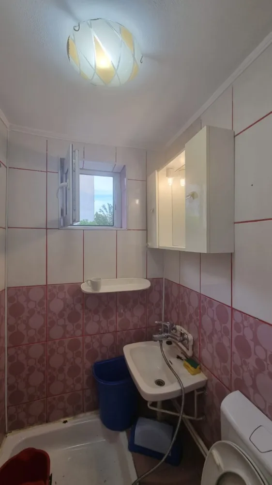 Vând garsoniera Rahova - Vând garsoniera 15 mp,etaj 4/4,zona Rahova,soseaua Sălaj,direct propietar,zona curata și linistita,preț 21000 euro negociabil&nbsp;