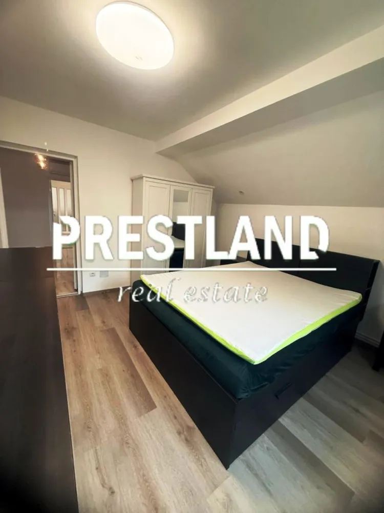 Apartament la casa, zona Șura Mare !! - Apartametul este situat la etajul unui imobil nou construit in anul 2024 si este aituat la etajul 1 și se compune din 2 dormitoare generoase, living, bucătărie, baie cu cabină de duș și are 3 locuiri de parcare private.

Apartamentul se pretează pentru un cuplu sau o famile și se predă mobilat , dotat și utilat cu tot ce este necesar. Se oferă si se dorește seriozitate.

Preț 450 Euro/lună +o garanție contravaloarea unei chiri.
 Comisionul agaenției este de 50% din prima chirie.

Agenția nu deține informațiile privind performanta energetica a imobilului, aceasta informând asupra necesitații si legalității certificatului energetic. Comunicarea datelor cuprinse in Certificatul Energetic al imobilului rămâne in sarcina proprietarului.

Oferim clienților următoarele servicii:

- consultanta obținere credite bancare;

- servicii notariat;

- servicii de topografie(schiță, releveu);

- certificate energetice imobile;

- asigurări;

- servicii de evaluare;

- consultanta juridica;