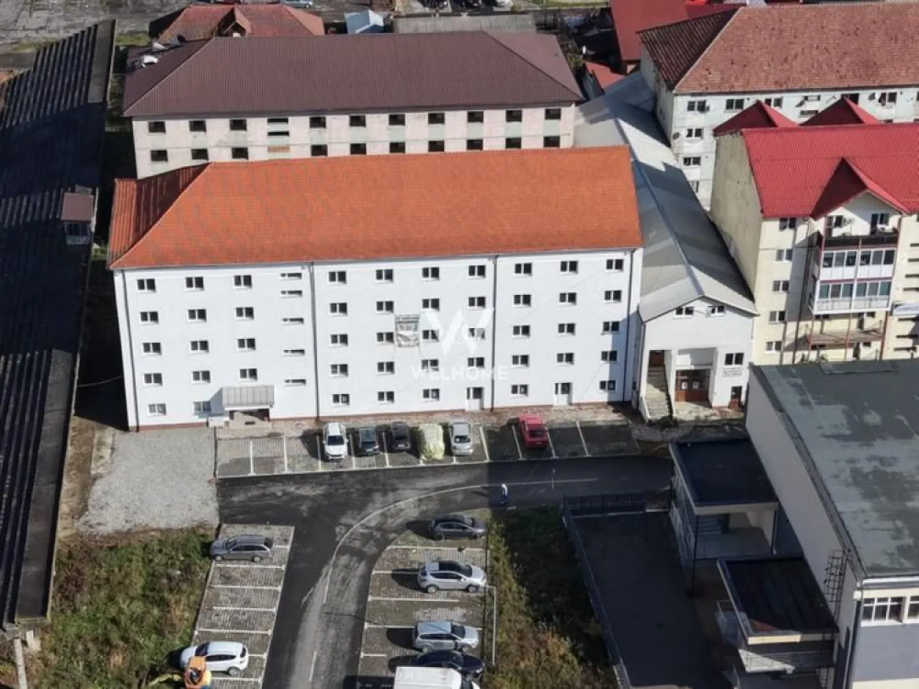 Garsoniere de vânzare – bloc cu mai multe unități | Predare la cheie - Se vând garsoniere într-un bloc cu mai multe unități locative, ideale pentru locuit sau investiție.
Fiecare garsonieră are o suprafață de 21,7 mp și se predă la cheie, cu finisaje moderne și compartimentare eficientă.

Fotografiile sunt cu titlu de prezentare, ilustrând o posibilă variantă de amenajare.
Opțional, contra cost, garsonierele pot fi predate complet mobilate și utilate, în funcție de preferințele cumpărătorului.

Caracteristici:
suprafață: 21,7 mp
predare la cheie
finisaje moderne
baie complet finisată
racordate la toate utilitățile
contorizare separată
💰 Preț: 21.500 € / garsonieră
Pentru mai multe informații sau pentru programarea unei vizionări, vă stau la dispoziție.
Tel:0740154900