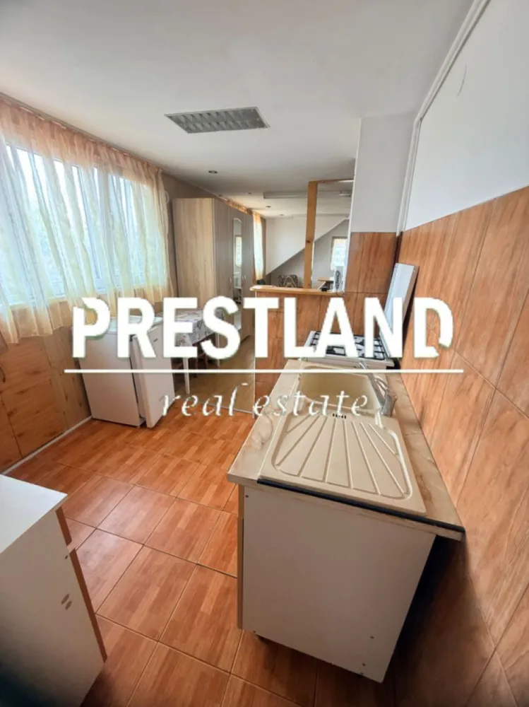 Inchiriez apartament la casă, zona Lazaret la 3 minute de Gara !! - Inchiriez apartament la casă zona Lazaret, la 3 minute ce Gară si Piata Mare a Sibiului ăi facultaea de Medicină. 

Apartametul se compune din:
 Parter- living , baie si casa scarii.
Mansardă- casa scarii, Dormitor si o baie.

Apartamentul se pretează pentru un cuplu sau o famile și se predă mobilat , dotat și utilat cu tot ce este necesar. Se oferă si se dorește seriozitate.

Preț 1.500 lei/lună +o garanție contravaloarea unei chiri.Comisionul agaenției este de 50% din prima chirie.

Agenția nu deține informațiile privind performanta energetica a imobilului, aceasta informând asupra necesitații si legalității certificatului energetic. Comunicarea datelor cuprinse in Certificatul Energetic al imobilului rămâne in sarcina proprietarului.

Oferim clienților următoarele servicii:
- consultanta obținere credite bancare;
- servicii notariat;
- servicii de topografie(schiță, releveu);
- certificate energetice imobile;
- asigurări;
- servicii de evaluare;
- consultanta juridica;
