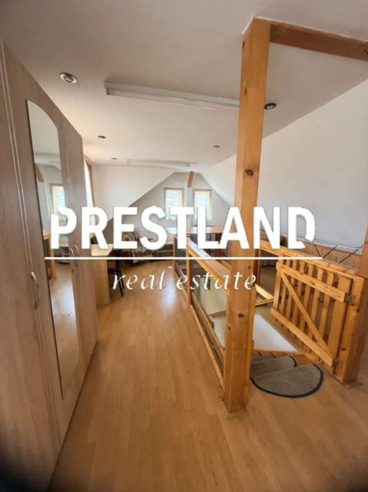 Inchiriez apartament la casă, zona Lazaret la 3 minute de Gara !! - Inchiriez apartament la casă zona Lazaret, la 3 minute ce Gară si Piata Mare a Sibiului ăi facultaea de Medicină. 

Apartametul se compune din:
 Parter- living , baie si casa scarii.
Mansardă- casa scarii, Dormitor si o baie.

Apartamentul se pretează pentru un cuplu sau o famile și se predă mobilat , dotat și utilat cu tot ce este necesar. Se oferă si se dorește seriozitate.

Preț 1.500 lei/lună +o garanție contravaloarea unei chiri.Comisionul agaenției este de 50% din prima chirie.

Agenția nu deține informațiile privind performanta energetica a imobilului, aceasta informând asupra necesitații si legalității certificatului energetic. Comunicarea datelor cuprinse in Certificatul Energetic al imobilului rămâne in sarcina proprietarului.

Oferim clienților următoarele servicii:
- consultanta obținere credite bancare;
- servicii notariat;
- servicii de topografie(schiță, releveu);
- certificate energetice imobile;
- asigurări;
- servicii de evaluare;
- consultanta juridica;