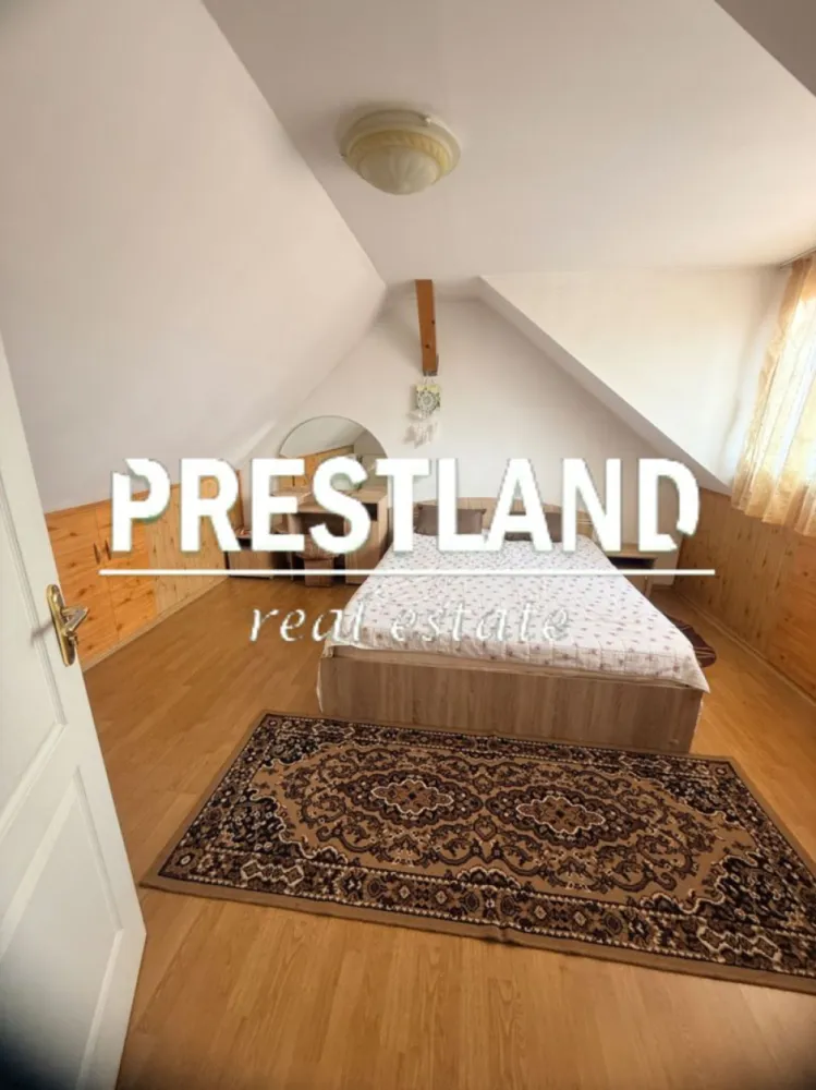Inchiriez apartament la casă, zona Lazaret la 3 minute de Gara !! - Inchiriez apartament la casă zona Lazaret, la 3 minute ce Gară si Piata Mare a Sibiului ăi facultaea de Medicină. 

Apartametul se compune din:
 Parter- living , baie si casa scarii.
Mansardă- casa scarii, Dormitor si o baie.

Apartamentul se pretează pentru un cuplu sau o famile și se predă mobilat , dotat și utilat cu tot ce este necesar. Se oferă si se dorește seriozitate.

Preț 1.500 lei/lună +o garanție contravaloarea unei chiri.Comisionul agaenției este de 50% din prima chirie.

Agenția nu deține informațiile privind performanta energetica a imobilului, aceasta informând asupra necesitații si legalității certificatului energetic. Comunicarea datelor cuprinse in Certificatul Energetic al imobilului rămâne in sarcina proprietarului.

Oferim clienților următoarele servicii:
- consultanta obținere credite bancare;
- servicii notariat;
- servicii de topografie(schiță, releveu);
- certificate energetice imobile;
- asigurări;
- servicii de evaluare;
- consultanta juridica;