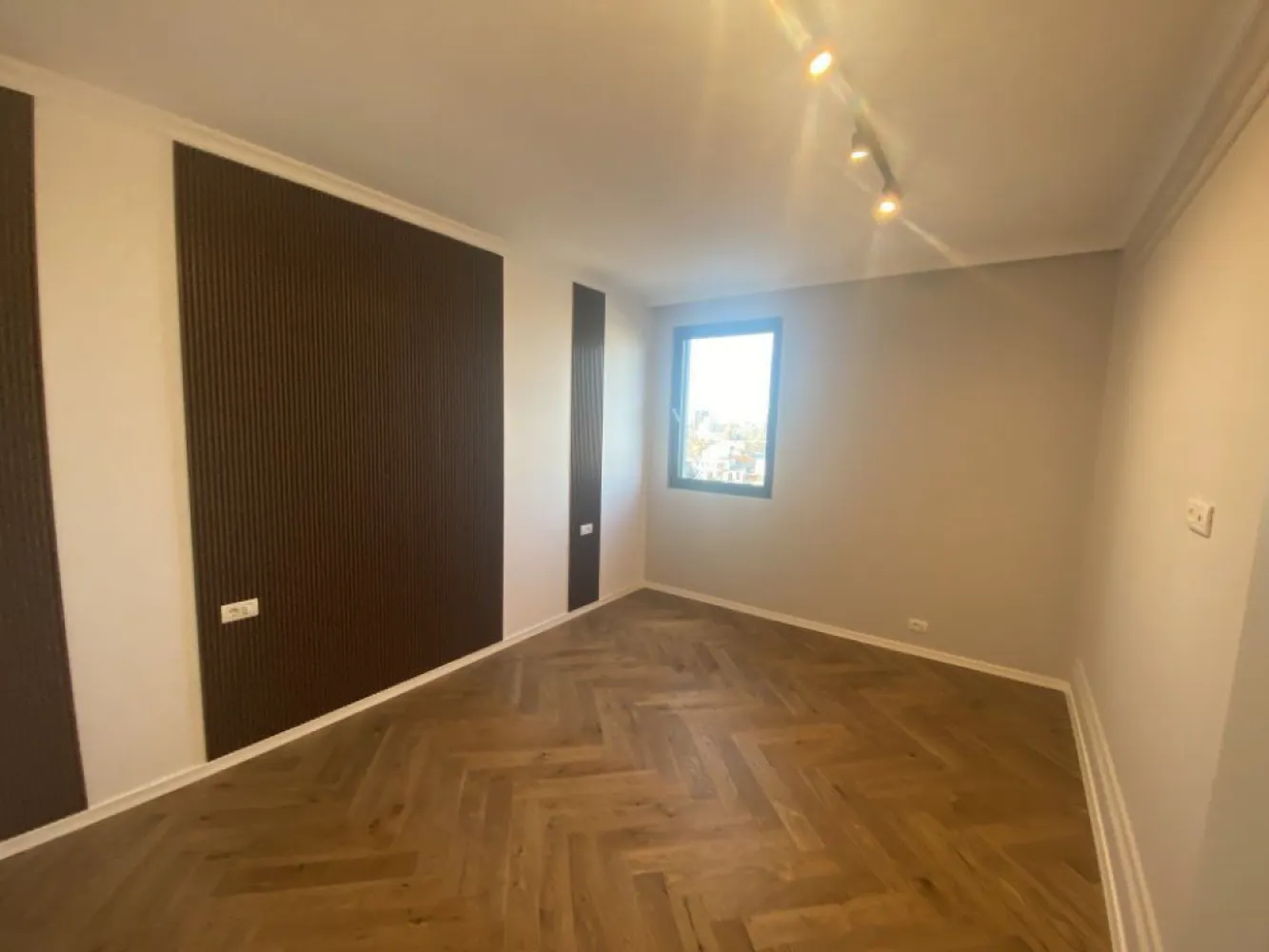 Proprietar Penthouse Unirii 4 camere vedere la bulevard - Proprietar vand penthouse bld Unirii, complex Union Plaza
- 4 camere
- 2 bai
- Centrala de apartament
- Incalzire in pardoseala
- Aer conditionat Daikin
- Parchet triplustratificat
- Fatada ventilata
- Terasa cu vedere la bulevard

395.000 EUR +TVA