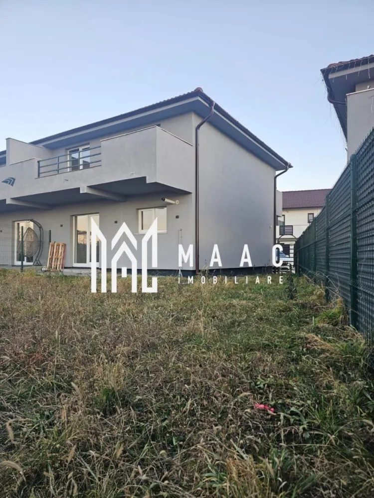 Casă tip duplex | Curte 320 mp | Viile Sibiului - MAAC Imobiliare va propune spre vanzare o casă modernă tip duplex, situată într-o zonă exclusivistă și liniștită din Sibiu – cartierul Viile Sibiului, unde confortul urban se îmbină armonios cu natura și priveliștile spectaculoase.

Imobilul are o suprafață utilă de 89 mpu și este amplasat pe un teren de 450 mp, cu o curte libera de 320mp, ideal pentru grădină, zonă de relaxare sau alte amenajări si 2 locuri de parcare amenajate.

Compartimentare:
- Parterul, conceput ca un spațiu aerisit de tip open-space, living amplu, luminos, cu deschidere către curte, bucătărie modernă, perfect integrată în zona de zi, baie elegantă, cameră generoasă ca suprafață, luminoasă, cu compartimentare practică, perfectă pentru birou sau camera copilului.
- Etajul este dedicat zonei private și include: 2 dormitoare spațioase, fiecare cu balcon privat, baie principală cu posibilitate de amenajare premium, dressing generos, gândit pentru un stil de viață exclusivist. Datorită poziționării excelente, locuința beneficiază de lumină naturală din abundență, intimitate și o priveliște panoramică deosebită, oferind un cadru ideal pentru relaxare după o zi agitată.

Casa se află în imediata apropiere de: Prima Shopping Center, grădinițe și școli,mijloace de transport în comun,restaurante și magazine.
Proprietatea este ideală pentru o familie care își dorește confort, liniște și acces rapid către oraș, într-un cadru modern și bine organizat.

Pentru mai multe detalii si programarea unei vizionari va rugam sa specificati ID: CP2875667.