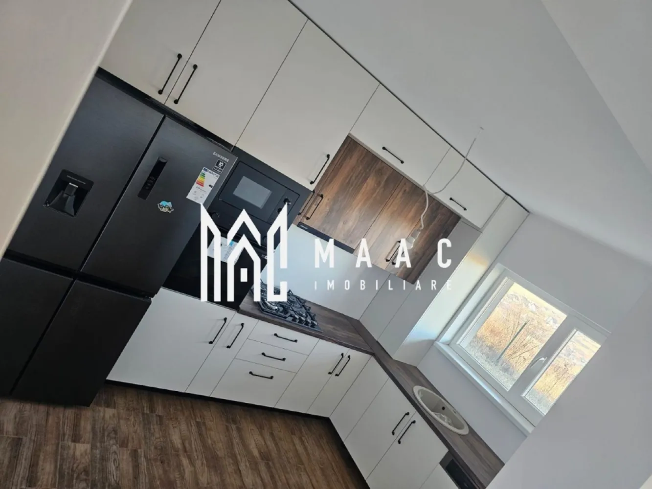 Casă tip duplex | Curte 320 mp | Viile Sibiului - MAAC Imobiliare va propune spre vanzare o casă modernă tip duplex, situată într-o zonă exclusivistă și liniștită din Sibiu – cartierul Viile Sibiului, unde confortul urban se îmbină armonios cu natura și priveliștile spectaculoase.

Imobilul are o suprafață utilă de 89 mpu și este amplasat pe un teren de 450 mp, cu o curte libera de 320mp, ideal pentru grădină, zonă de relaxare sau alte amenajări si 2 locuri de parcare amenajate.

Compartimentare:
- Parterul, conceput ca un spațiu aerisit de tip open-space, living amplu, luminos, cu deschidere către curte, bucătărie modernă, perfect integrată în zona de zi, baie elegantă, cameră generoasă ca suprafață, luminoasă, cu compartimentare practică, perfectă pentru birou sau camera copilului.
- Etajul este dedicat zonei private și include: 2 dormitoare spațioase, fiecare cu balcon privat, baie principală cu posibilitate de amenajare premium, dressing generos, gândit pentru un stil de viață exclusivist. Datorită poziționării excelente, locuința beneficiază de lumină naturală din abundență, intimitate și o priveliște panoramică deosebită, oferind un cadru ideal pentru relaxare după o zi agitată.

Casa se află în imediata apropiere de: Prima Shopping Center, grădinițe și școli,mijloace de transport în comun,restaurante și magazine.
Proprietatea este ideală pentru o familie care își dorește confort, liniște și acces rapid către oraș, într-un cadru modern și bine organizat.

Pentru mai multe detalii si programarea unei vizionari va rugam sa specificati ID: CP2875667.