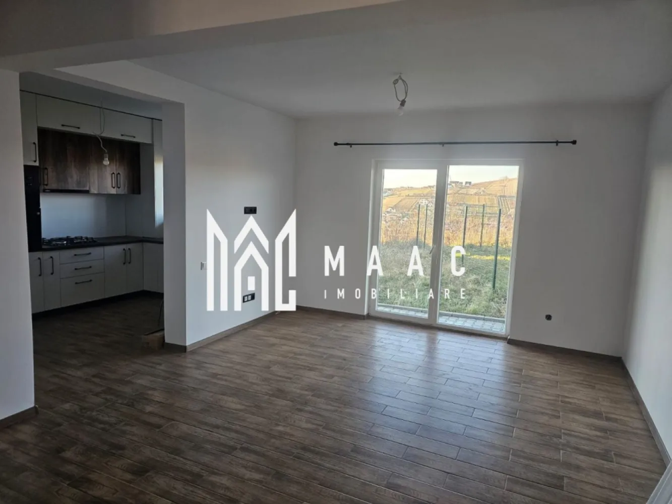 Casă tip duplex | Curte 320 mp | Viile Sibiului - MAAC Imobiliare va propune spre vanzare o casă modernă tip duplex, situată într-o zonă exclusivistă și liniștită din Sibiu – cartierul Viile Sibiului, unde confortul urban se îmbină armonios cu natura și priveliștile spectaculoase.

Imobilul are o suprafață utilă de 89 mpu și este amplasat pe un teren de 450 mp, cu o curte libera de 320mp, ideal pentru grădină, zonă de relaxare sau alte amenajări si 2 locuri de parcare amenajate.

Compartimentare:
- Parterul, conceput ca un spațiu aerisit de tip open-space, living amplu, luminos, cu deschidere către curte, bucătărie modernă, perfect integrată în zona de zi, baie elegantă, cameră generoasă ca suprafață, luminoasă, cu compartimentare practică, perfectă pentru birou sau camera copilului.
- Etajul este dedicat zonei private și include: 2 dormitoare spațioase, fiecare cu balcon privat, baie principală cu posibilitate de amenajare premium, dressing generos, gândit pentru un stil de viață exclusivist. Datorită poziționării excelente, locuința beneficiază de lumină naturală din abundență, intimitate și o priveliște panoramică deosebită, oferind un cadru ideal pentru relaxare după o zi agitată.

Casa se află în imediata apropiere de: Prima Shopping Center, grădinițe și școli,mijloace de transport în comun,restaurante și magazine.
Proprietatea este ideală pentru o familie care își dorește confort, liniște și acces rapid către oraș, într-un cadru modern și bine organizat.

Pentru mai multe detalii si programarea unei vizionari va rugam sa specificati ID: CP2875667.