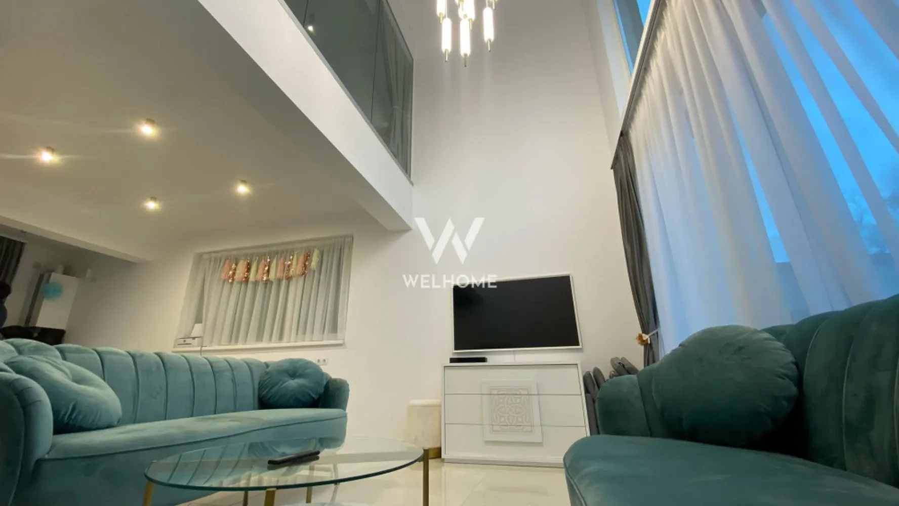 Vila de Lux!!! In inima parcului Sub Arini, Sibiu - Vila individuală, moderna, amenajata lux la cheie, zona Parcului Sub Arini. 
Suprafata utila 160mp .

Vila este dispusa pe 4 nivele, si este compartimentata astfel: 
*Parter: hol,baie cu dus, spatii de depozitare, birou, bucatarie si dining, curte in fata si spate 60mp cu iesire din living si birou.
*Etaj 1 : 2 dormitoare , fiecare cu baie proprie si terasa, dressing si sala spalatorie cu masina de spalat si uscator
*Etaj 2 : living cu doua terase , una spre padure si una spre curtea interioara, baie cu cada
*Etaj 3 : spatiu de relaxate/birou, baie cu cada , terasa.

— 2x intrari separate , una la parter si una la etajul 1 si poate fi compartimentata astfel in 2 apartamente cu cate 3 camere, in cazul in care se achizitioneaza pt investitie cu inchiriere.

Se preda complet mobilat si utilat exact ca in poze.
Incalzire este realizata prin pardoseala cu centarala proprie, interfon cu video.
2x locuri de parcare, acces in parcare automatizat in curtea interioara.
3x boxe de depozitare.
Curte comuna de aprox 150mp

Pret 539 000euro. Comision 0%
Pentru detalii si vizionari: 0745 99 55 37 Mihai