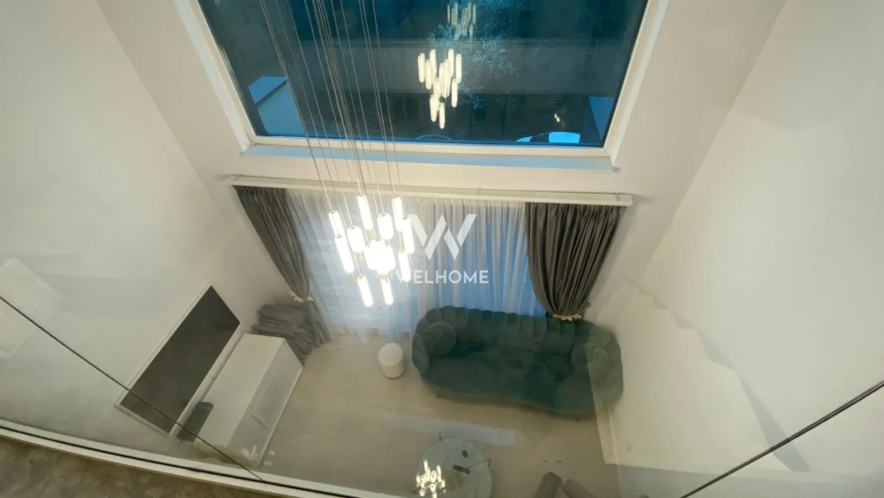 Vila de Lux!!! In inima parcului Sub Arini, Sibiu - Vila individuală, moderna, amenajata lux la cheie, zona Parcului Sub Arini. 
Suprafata utila 160mp .

Vila este dispusa pe 4 nivele, si este compartimentata astfel: 
*Parter: hol,baie cu dus, spatii de depozitare, birou, bucatarie si dining, curte in fata si spate 60mp cu iesire din living si birou.
*Etaj 1 : 2 dormitoare , fiecare cu baie proprie si terasa, dressing si sala spalatorie cu masina de spalat si uscator
*Etaj 2 : living cu doua terase , una spre padure si una spre curtea interioara, baie cu cada
*Etaj 3 : spatiu de relaxate/birou, baie cu cada , terasa.

— 2x intrari separate , una la parter si una la etajul 1 si poate fi compartimentata astfel in 2 apartamente cu cate 3 camere, in cazul in care se achizitioneaza pt investitie cu inchiriere.

Se preda complet mobilat si utilat exact ca in poze.
Incalzire este realizata prin pardoseala cu centarala proprie, interfon cu video.
2x locuri de parcare, acces in parcare automatizat in curtea interioara.
3x boxe de depozitare.
Curte comuna de aprox 150mp

Pret 539 000euro. Comision 0%
Pentru detalii si vizionari: 0745 99 55 37 Mihai