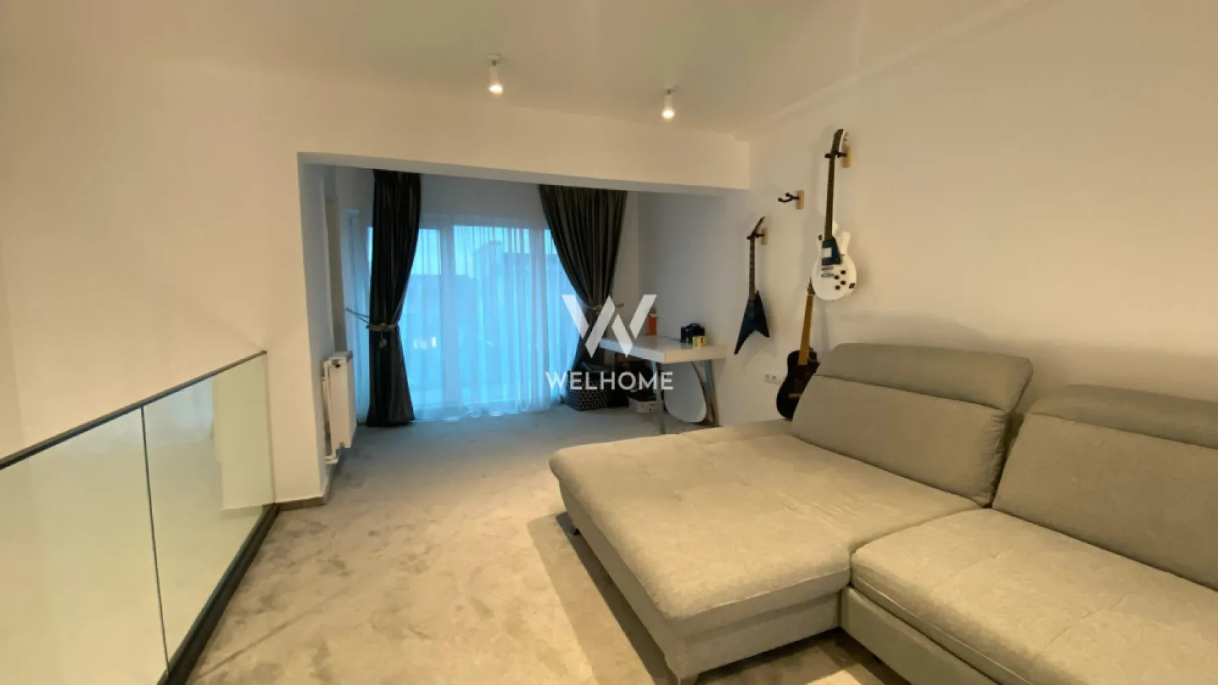 Vila de Lux!!! In inima parcului Sub Arini, Sibiu - Vila individuală, moderna, amenajata lux la cheie, zona Parcului Sub Arini. 
Suprafata utila 160mp .

Vila este dispusa pe 4 nivele, si este compartimentata astfel: 
*Parter: hol,baie cu dus, spatii de depozitare, birou, bucatarie si dining, curte in fata si spate 60mp cu iesire din living si birou.
*Etaj 1 : 2 dormitoare , fiecare cu baie proprie si terasa, dressing si sala spalatorie cu masina de spalat si uscator
*Etaj 2 : living cu doua terase , una spre padure si una spre curtea interioara, baie cu cada
*Etaj 3 : spatiu de relaxate/birou, baie cu cada , terasa.

— 2x intrari separate , una la parter si una la etajul 1 si poate fi compartimentata astfel in 2 apartamente cu cate 3 camere, in cazul in care se achizitioneaza pt investitie cu inchiriere.

Se preda complet mobilat si utilat exact ca in poze.
Incalzire este realizata prin pardoseala cu centarala proprie, interfon cu video.
2x locuri de parcare, acces in parcare automatizat in curtea interioara.
3x boxe de depozitare.
Curte comuna de aprox 150mp

Pret 539 000euro. Comision 0%
Pentru detalii si vizionari: 0745 99 55 37 Mihai