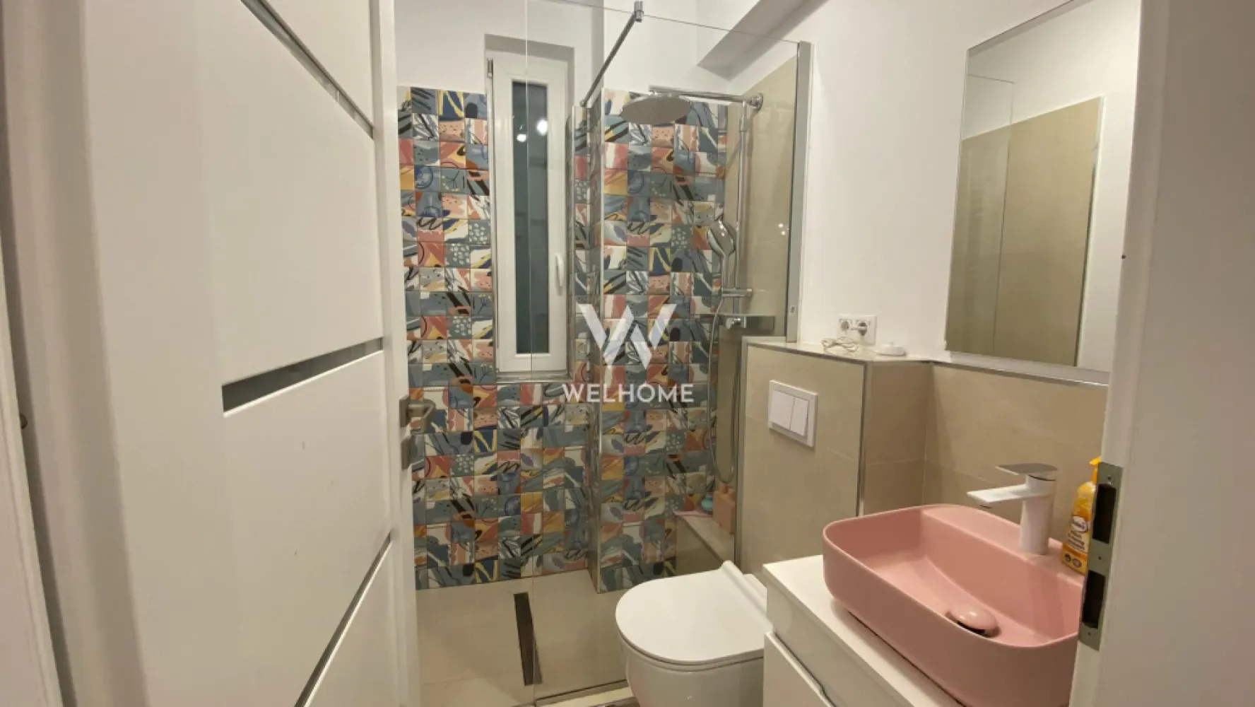 Vila de Lux!!! In inima parcului Sub Arini, Sibiu - Vila individuală, moderna, amenajata lux la cheie, zona Parcului Sub Arini. 
Suprafata utila 160mp .

Vila este dispusa pe 4 nivele, si este compartimentata astfel: 
*Parter: hol,baie cu dus, spatii de depozitare, birou, bucatarie si dining, curte in fata si spate 60mp cu iesire din living si birou.
*Etaj 1 : 2 dormitoare , fiecare cu baie proprie si terasa, dressing si sala spalatorie cu masina de spalat si uscator
*Etaj 2 : living cu doua terase , una spre padure si una spre curtea interioara, baie cu cada
*Etaj 3 : spatiu de relaxate/birou, baie cu cada , terasa.

— 2x intrari separate , una la parter si una la etajul 1 si poate fi compartimentata astfel in 2 apartamente cu cate 3 camere, in cazul in care se achizitioneaza pt investitie cu inchiriere.

Se preda complet mobilat si utilat exact ca in poze.
Incalzire este realizata prin pardoseala cu centarala proprie, interfon cu video.
2x locuri de parcare, acces in parcare automatizat in curtea interioara.
3x boxe de depozitare.
Curte comuna de aprox 150mp

Pret 539 000euro. Comision 0%
Pentru detalii si vizionari: 0745 99 55 37 Mihai