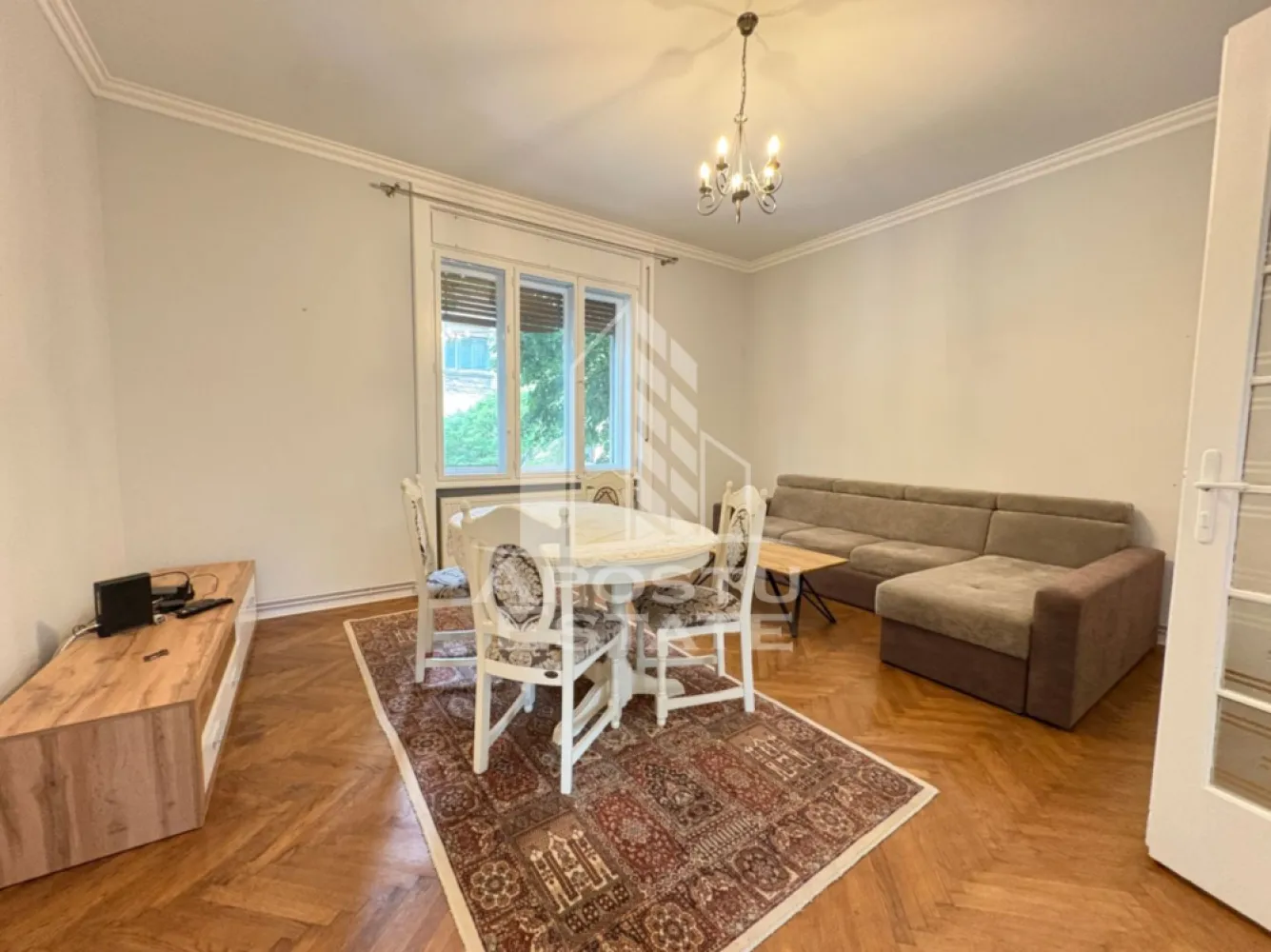 Apartament 3 camere, etaj 1, renovat in Timisoara zona Balcescu. - Apostu Estate oferă spre vânzare un apartament spațios și versatil, situat la etajul 1 din 3, foarte aproape de biserica din Bălcescu, Timisoara
Având o suprafață utilă generoasă de 100 mp utili acesta este ideal pentru cei care caută un spațiu personalizabil într-o zonă căutată și liniștită.

Compartimentarea apartamentului este realizată astfel:

- Hol de acces
- Cameră
- Cameră
- Baie cu geam pentru aerisire
- WC de serviciu cu geam pentru aerisire
- Bucătărie inchisa
- Cameră pentru alimente
- Cameră
- Vestibul 
- Verandă închisă, prevăzută cu geamuri termopan

În plus, apartamentul include și o boxă proprie de 5 mp utili situata in curtea imobilului.

Printre îmbunătățirile deja existente se numără: centrală proprie pe gaz, aer condiționat și veranda închisă cu geamuri termopan, instalatia electrica si cea sanitara a fost schimbata in urma cu 5 ani. Ultima renovare adusa apartamentului a fost realizata in urma cu 5 ani. 
Apartamentul impresionează prin tavanele înalte și ferestrele mari, conferindu-i un aer clasic și o atmosferă ce amintește de confortul unei case.
Pretul solicitata de proprietar este negociabil.
Vă așteptăm cu drag la vizionare pentru a descoperi toate avantajele acestui apartament spațios și plin de potențial!
