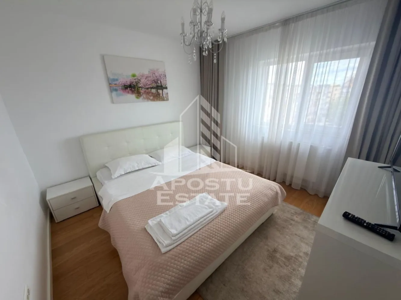 Apartament cu 2 camere, de inchiriat, Complex Studentesc, Centrala - Agentia imobiliara APOSTU ESTATE va propune spre inchiriere un apartament cu 2 camere, situat in judetul Timis, Timisoara, zona Complexul Studentesc, o zona linistita si bine pozitionata pentru cupluri sau familii care isi doresc o locuinta unde sa se simta confortabil si cu acces facil catre scoli, supermarketuri , magazine de zona.

Suprafata utila: 60 mp

Compartimentare eficienta:
-Hol de acces. 
-Living room spatios si luminos.
-Bucatarie inchisa, mobilata si utiliata.
-Dormitor matrimonial.
-Baie cu cabina de dus.

Confort si facilitati:

-Confort termic: Incalzirea este realizata prin calorifere, centrala proprie.
-Imobilul dispune si de o unitate AC.
-Nu se accepta animale de companie de catre proprietar.

Localizare:

-Timis, Timisoara, Complexul Studentesc, acces facil catre : UVT, UPT, Piata Unirii.
Ideal pentru:

-Cupluri.

-Persoane singure. 

-Familie.

Disponibilitate: Imediata.

Pret chirie lunara: 600 euro negociabil.

Programeaza o vizionare pentru a-ti putea imagina viitorul aici!

ID Intern : CP3094015