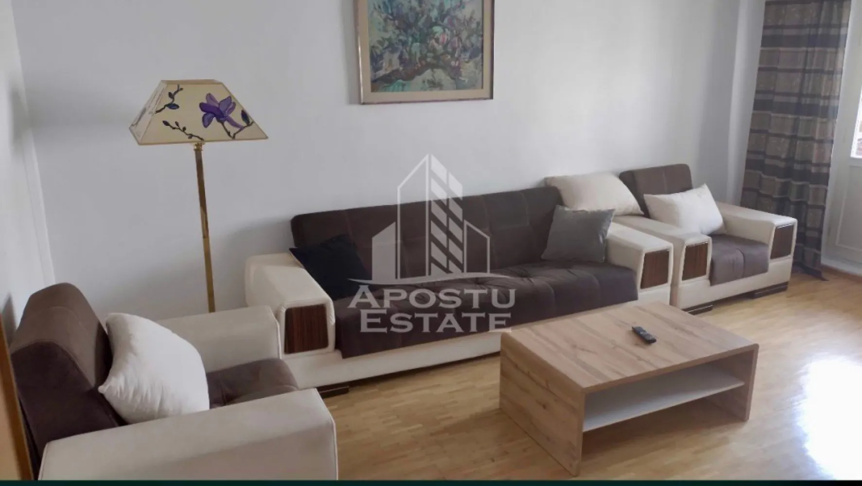 Apartament cu 3 camere , de inchiriat, Zona Bucovina , Timisoara - Agentia imobiliara APOSTU ESTATE va propune spre inchiriere un apartament cu 3 camere, spatios si luminos, situat in zona Bucovina , o zona linistita si bine pozitionata din Timisoara, potrivit pentru cupluri,familii, sau studenti care isi doresc o locuinta unde sa se simta confortabil si cu acces facil catre scoli, statii de autobuz, supermarketuri , magazine de zona, parcuri.

Suprafata utila: 75 mp
Compartimentare eficienta:
-Hol de acces generos
-Bucatarie complet mobilata si utilata, cu loc de luat masa
-Living luminos si spatios
-Dormitor mobilat si utilat
-Dormitor secundar mobilat cu canapea 
-Baie prevazuta cu cada
-Baie de servici 

Confort si facilitati:
-Incalzirea apartamentului: centrala proprie 
-Apartamentul este complet mobilat si utilat de către proprietar 

Localizare:
-Timis,Timisoara, zona Bucovina – acces facil spre magazine, supermarketul Lidl, scoli, parcuri si mijloace de transport in comun.

Ideal pentru:
-Familii
-Cupluri
-Studenti

Pret chirie lunara:420 euro 
Programeaza o vizionare pentru a-ti putea imagina viitorul aici!
ID intern: CP3093960