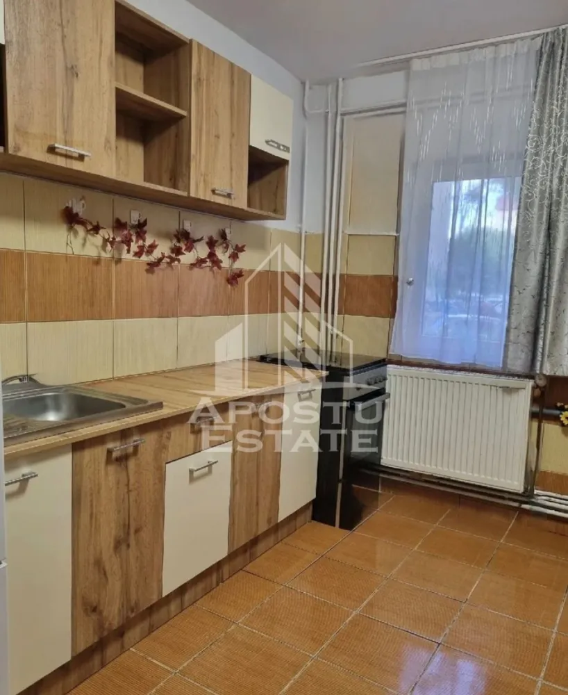 Apartament 2 camere ,de închiriat ,Pet Friendly, Girocului ,Timișoara - Agentia imobiliara APOSTU ESTATE va propune spre inchiriere un apartament cu 2 camere, spatios si luminos, situat in zona Girocului, o zona linistita si bine pozitionata din Timisoara, potrivit pentru cupluri,familii, sau studenti care isi doresc o locuinta unde sa se simta confortabil si cu acces facil catre scoli, statii de autobuz, supermarketuri , magazine de zona, parcuri.

Suprafata utila: 55 mp
Compartimentare eficienta:
-Hol de acces generos
-Bucatarie complet mobilata si utilata, cu loc de luat masa
-Living luminos si spatios
-Dormitor mobilat si utilat
-Baie prevazuta cu cada

Confort si facilitati:
-Incalzirea apartamentului: centrala proprie 
-Apartamentul este complet mobilat si utilat
-Se accepta animale de companie de catre proprietar ( pisicuța ) 

Localizare:
-Timis,Timisoara, zona Girocului – acces facil spre magazine, supermarketul Lidl, scoli, parcuri si mijloace de transport in comun.

Ideal pentru:
-Cupluri
-Studenti

Pret chirie lunara: 380 euro 
Programeaza o vizionare pentru a-ti putea imagina viitorul aici!
ID intern: CP3093899
