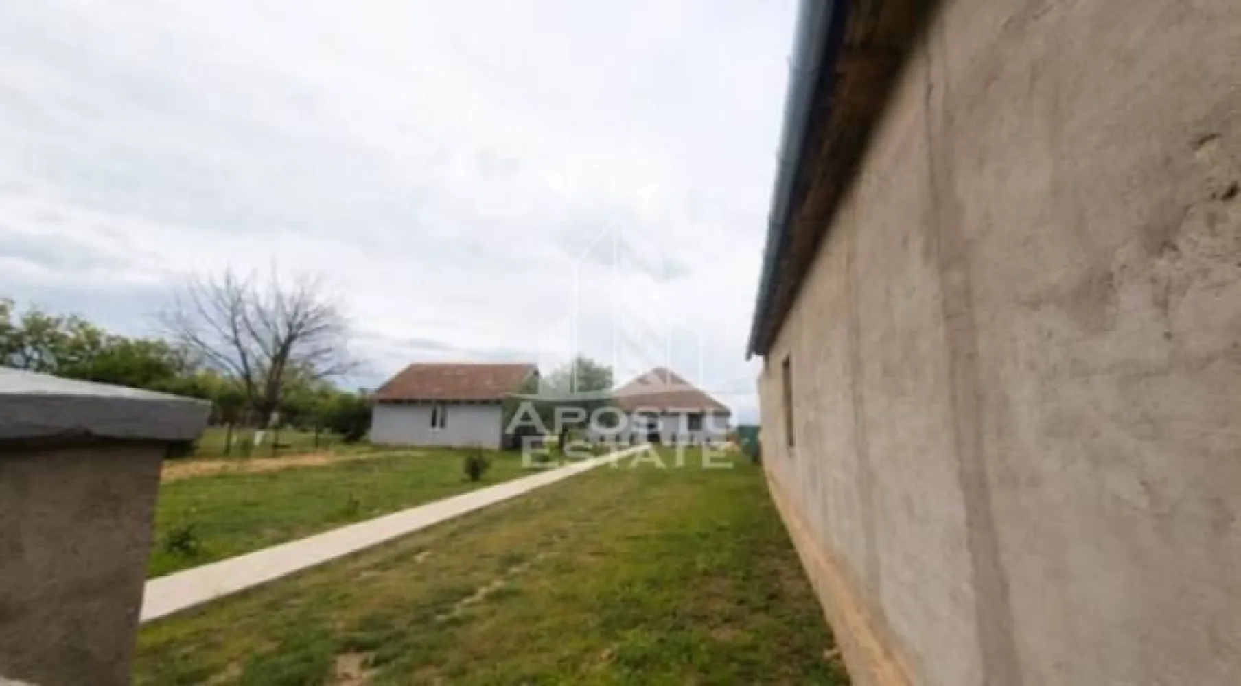 Casă 133 mp utili, teren 2972 mp, la 30 min de Timișoara - Apostu Estate vă prezintă spre vânzare o casă situată în Sânpetru Mic, amplasată pe un teren generos de 2.972 mp, cu o suprafață utilă de 133 mp. Proprietatea este ideală pentru o familie care își dorește liniște, spațiu verde și confort, oferind atât o locuință bine compartimentată, cât și un teren mare cu multiple posibilități de amenajare.
Casa este compusă din 5 camere, dintre care 4 dormitoare, un living spațios cu bucătărie open-space complet mobilată și utilată, 1 baie cu duș și hol de acces. Imobilul a fost construit în anul 2010 și beneficiază de o structură modernă, cu ferestre termopan, uși PVC și izolație exterioară de 5 cm.
Confortul termic este asigurat de o centrală pe lemne, completată de un boiler electric de 75 litri, iar instalația de încălzire este realizată cu radiatoare și țeavă de cupru. Pardoseala este finisată cu parchet în living și în dormitoare, iar în hol și bucătărie au fost montate gresie și faianță, pentru un plus de funcționalitate și întreținere ușoară.
Proprietatea dispune de internet, alimentare cu apă de la rețea și electricitate monofazică. Gazul se află la poarta de intrare și urmează să fie introdus în casă, ceea ce reprezintă un avantaj important pentru viitorul proprietar.
În curte există un garaj acoperit, cu loc pentru două mașini, iar terenul include și o grădină foarte generoasă, ideală pentru relaxare, agricultură de familie sau amenajări suplimentare. O proprietate potrivită pentru cei care caută o casă primitoare, funcțională și cu un potențial excelent.