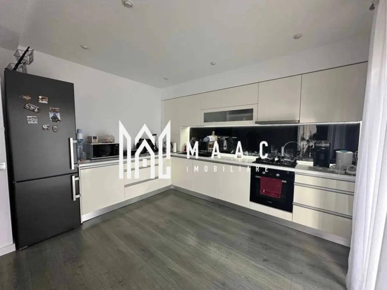 Apartament 3 camere | Mobilat | Gradina | Parcare | Selimbar - MAAC Imobiliare vă prezintă spre vânzare un apartament de 3 camere cu gradina, situat în Șelimbăr, într-o zonă rezidențială apreciată.

Caracteristici:
Apartament amplasat într-un imobil construit în anul 2016.
Un singur apartament pe nivel.
Bloc cu doar 4 apartamente.
Parter înalt, la aproximativ 1 metru de sol.

Suprafețe și spații exterioare:
Suprafață utilă de 83 mp.
Terasă cu suprafața de 17 mp.
Grădină privată de 33 mp, cu acces direct.
Două locuri de parcare înscrise în acte, cu suprafața totală de 25 mp.
Posibilitate de parcare pentru o a treia mașină în spatele locurilor existente.
Locuri de parcare suplimentare pentru vizitatori.

Compartimentare:
Living generos și primitor, cu spațiu de cămară.
Bucătărie complet mobilată și utilată.
Două dormitoare complet mobilate, fiecare cu suprafața de aproximativ 14 mp.
Dressinguri realizate la comandă, inclusiv un dressing de mari dimensiuni, de aproximativ 4 m x 2,5 m.
Baie complet echipată.

Orientare și acces:
Orientare sud pentru living, bucătărie și terasă, oferind lumină naturală pe tot parcursul zilei.
Orientare nord pentru dormitoare și zona de parcare.
Trei accesuri către terasă, din living, bucătărie și grădină.
Acces în grădină și din zona de parcare.

Construcție și izolații:
Uși interioare Porta Doors.
Ferestre cu trei foi de sticla.
Placă între etaje de 20 cm.
Ziduri interioare de 20 cm și ziduri exterioare de 30 cm.

Dotări și electrocasnice:
Electrocasnice Bosch, inclusiv mașină de spălat vase, cuptor și plită.
Frigider Liebherr.
Televizor Sony Bravia cu diagonală de 165 cm.
Mașină de spălat rufe și uscător încorporate.

Predare:
Apartamentul se vinde complet mobilat și utilat, fiind pregătit pentru mutare imediată, fără necesitatea unor investiții suplimentare.

Pentru mai multe detalii precizati telefonic ca ati vazut anuntul cu ID: CP2876942