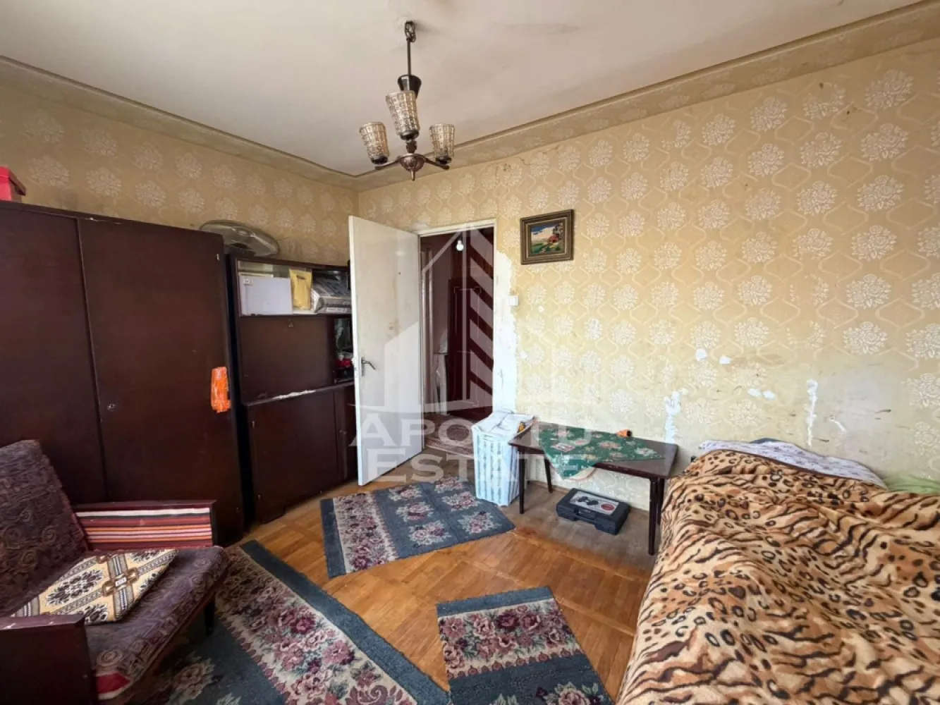 Apartament cu 2 camere, de vanzare, zona Dambovita, Timisoara - Agentia imobiliara APOSTU ESTATE va ofera spre vanzare un apartament 2 camere, mobilat si utilat, localizat in judetul Timis, Timisoara, zona Dambovita.

Apartamentul are o suprafata de 40mp utili+ balcon si este situat la etajul 3 intr-un bloc anvelopat termic, cu 4 etaje.

- Hol de acces

- Bucatarie

- Living

- Dormitor

- Baie

- Balcon deschis

Confortul termic este asigurat prin intermediul termoficarii, exista posibilitate montare centrala proprie pe gaz.

Zona cu numeroase facilitati si puncte de interes precum: acces rapid si usor la mijloacele de transport in comun, mall-ul Shopping City la cateva minute distanta, si alte supermarket-uri in apropiere, farmacii, institutii de invatamant, restaurante, baruri, cafenele si multe altele.

Agentia imobiliara Apostu Estate va ofera consultanta bancara gratuita prin intermediul colaboratorilor nostri pentru alegerea celui mai potrivit tip de credit, astfel incat tu sa devi noul proprietar al acestui apartament.

Va asteptam cu drag la o vizionare!
CP3093858