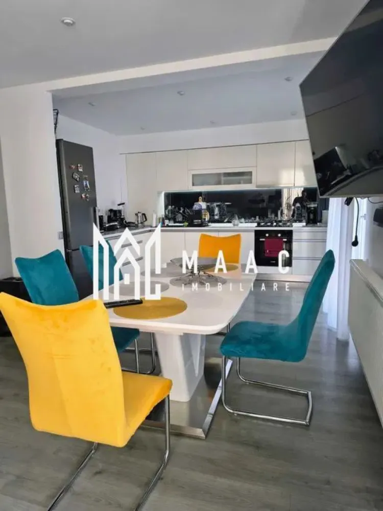 Apartament 3 camere | Mobilat | Gradina | Parcare | Selimbar - MAAC Imobiliare vă prezintă spre vânzare un apartament de 3 camere cu gradina, situat în Șelimbăr, într-o zonă rezidențială apreciată.

Caracteristici:
Apartament amplasat într-un imobil construit în anul 2016.
Un singur apartament pe nivel.
Bloc cu doar 4 apartamente.
Parter înalt, la aproximativ 1 metru de sol.

Suprafețe și spații exterioare:
Suprafață utilă de 83 mp.
Terasă cu suprafața de 17 mp.
Grădină privată de 33 mp, cu acces direct.
Două locuri de parcare înscrise în acte, cu suprafața totală de 25 mp.
Posibilitate de parcare pentru o a treia mașină în spatele locurilor existente.
Locuri de parcare suplimentare pentru vizitatori.

Compartimentare:
Living generos și primitor, cu spațiu de cămară.
Bucătărie complet mobilată și utilată.
Două dormitoare complet mobilate, fiecare cu suprafața de aproximativ 14 mp.
Dressinguri realizate la comandă, inclusiv un dressing de mari dimensiuni, de aproximativ 4 m x 2,5 m.
Baie complet echipată.

Orientare și acces:
Orientare sud pentru living, bucătărie și terasă, oferind lumină naturală pe tot parcursul zilei.
Orientare nord pentru dormitoare și zona de parcare.
Trei accesuri către terasă, din living, bucătărie și grădină.
Acces în grădină și din zona de parcare.

Construcție și izolații:
Uși interioare Porta Doors.
Ferestre cu trei foi de sticla.
Placă între etaje de 20 cm.
Ziduri interioare de 20 cm și ziduri exterioare de 30 cm.

Dotări și electrocasnice:
Electrocasnice Bosch, inclusiv mașină de spălat vase, cuptor și plită.
Frigider Liebherr.
Televizor Sony Bravia cu diagonală de 165 cm.
Mașină de spălat rufe și uscător încorporate.

Predare:
Apartamentul se vinde complet mobilat și utilat, fiind pregătit pentru mutare imediată, fără necesitatea unor investiții suplimentare.

Pentru mai multe detalii precizati telefonic ca ati vazut anuntul cu ID: CP2876942