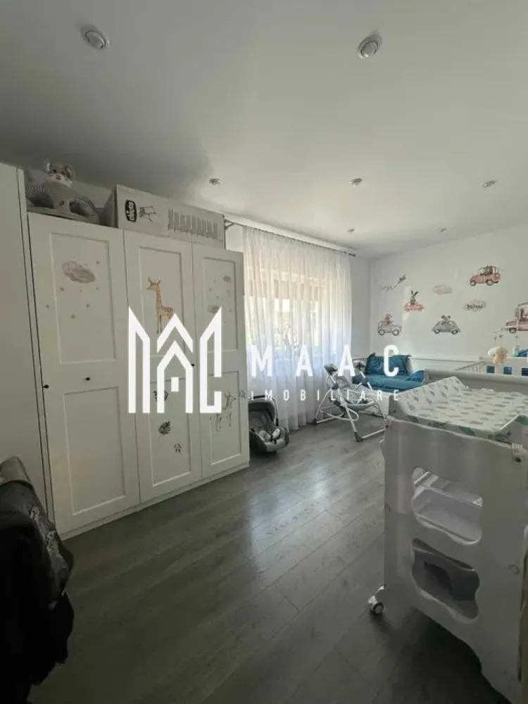 Apartament 3 camere | Mobilat | Gradina | Parcare | Selimbar - MAAC Imobiliare vă prezintă spre vânzare un apartament de 3 camere cu gradina, situat în Șelimbăr, într-o zonă rezidențială apreciată.

Caracteristici:
Apartament amplasat într-un imobil construit în anul 2016.
Un singur apartament pe nivel.
Bloc cu doar 4 apartamente.
Parter înalt, la aproximativ 1 metru de sol.

Suprafețe și spații exterioare:
Suprafață utilă de 83 mp.
Terasă cu suprafața de 17 mp.
Grădină privată de 33 mp, cu acces direct.
Două locuri de parcare înscrise în acte, cu suprafața totală de 25 mp.
Posibilitate de parcare pentru o a treia mașină în spatele locurilor existente.
Locuri de parcare suplimentare pentru vizitatori.

Compartimentare:
Living generos și primitor, cu spațiu de cămară.
Bucătărie complet mobilată și utilată.
Două dormitoare complet mobilate, fiecare cu suprafața de aproximativ 14 mp.
Dressinguri realizate la comandă, inclusiv un dressing de mari dimensiuni, de aproximativ 4 m x 2,5 m.
Baie complet echipată.

Orientare și acces:
Orientare sud pentru living, bucătărie și terasă, oferind lumină naturală pe tot parcursul zilei.
Orientare nord pentru dormitoare și zona de parcare.
Trei accesuri către terasă, din living, bucătărie și grădină.
Acces în grădină și din zona de parcare.

Construcție și izolații:
Uși interioare Porta Doors.
Ferestre cu trei foi de sticla.
Placă între etaje de 20 cm.
Ziduri interioare de 20 cm și ziduri exterioare de 30 cm.

Dotări și electrocasnice:
Electrocasnice Bosch, inclusiv mașină de spălat vase, cuptor și plită.
Frigider Liebherr.
Televizor Sony Bravia cu diagonală de 165 cm.
Mașină de spălat rufe și uscător încorporate.

Predare:
Apartamentul se vinde complet mobilat și utilat, fiind pregătit pentru mutare imediată, fără necesitatea unor investiții suplimentare.

Pentru mai multe detalii precizati telefonic ca ati vazut anuntul cu ID: CP2876942