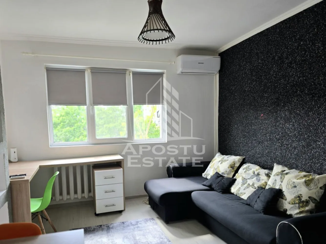 Garsoniera, de inchiriat, in zona UTA - APOSTU ESTATE va propune spre inchiriere o garsoniera situata in zona UTA, din Arad.
Garsoniera se inchireaza complet mobilata si utilata.
Imobilul este situat la etajul 3/4 si are 16 mp construiti.
Compartimentare:
- hol acces.
- bucatarie.
- dormitor.
- baie cu cabina de dus
Vecinatati:
-scoli, gradinite, magazine, transport in comun.
Detalii:
- Confortul termic se realizeaza prin intermediul C.E.T. Garsoniera beneficiaza si de aparat de aer conditionat.
Utilitati complete: curent, apa de la retea, canalizare, internet prin fibra optica, cablu Tv.
Pentru mai multe detalii nu ezitati sa ne contactati!
Va asteptam cu drag la o vizionare !
CP3093681